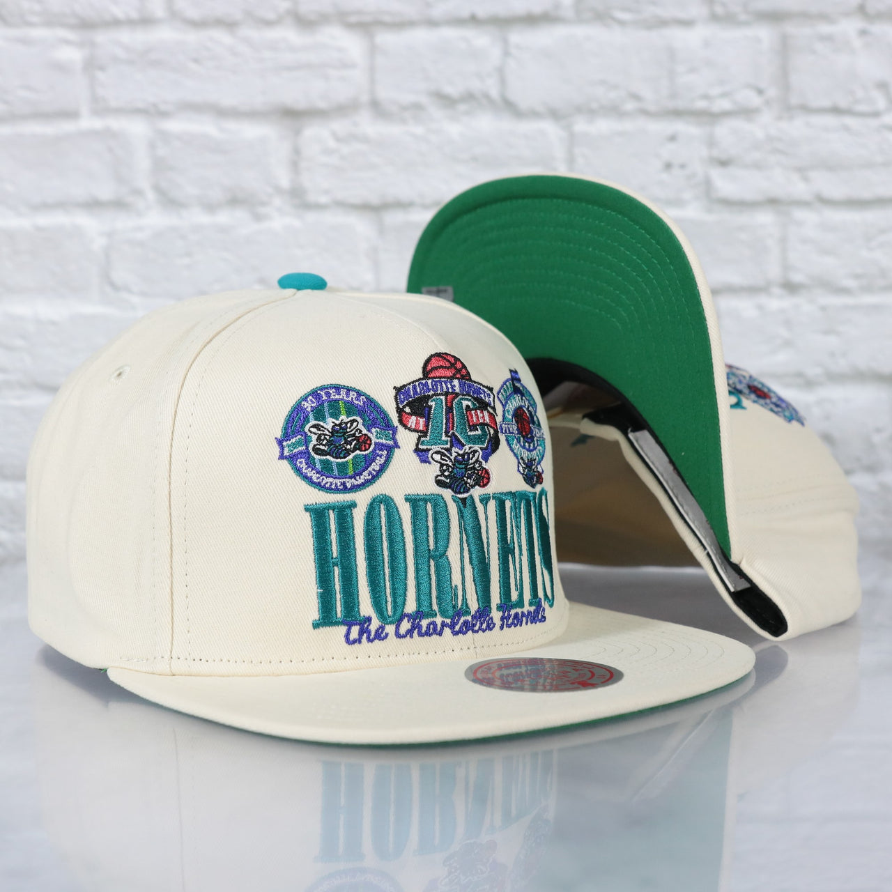 Charlotte Hornets Hardwood Classics Reframe Retro Green bottom | Off-White Snapback Hat