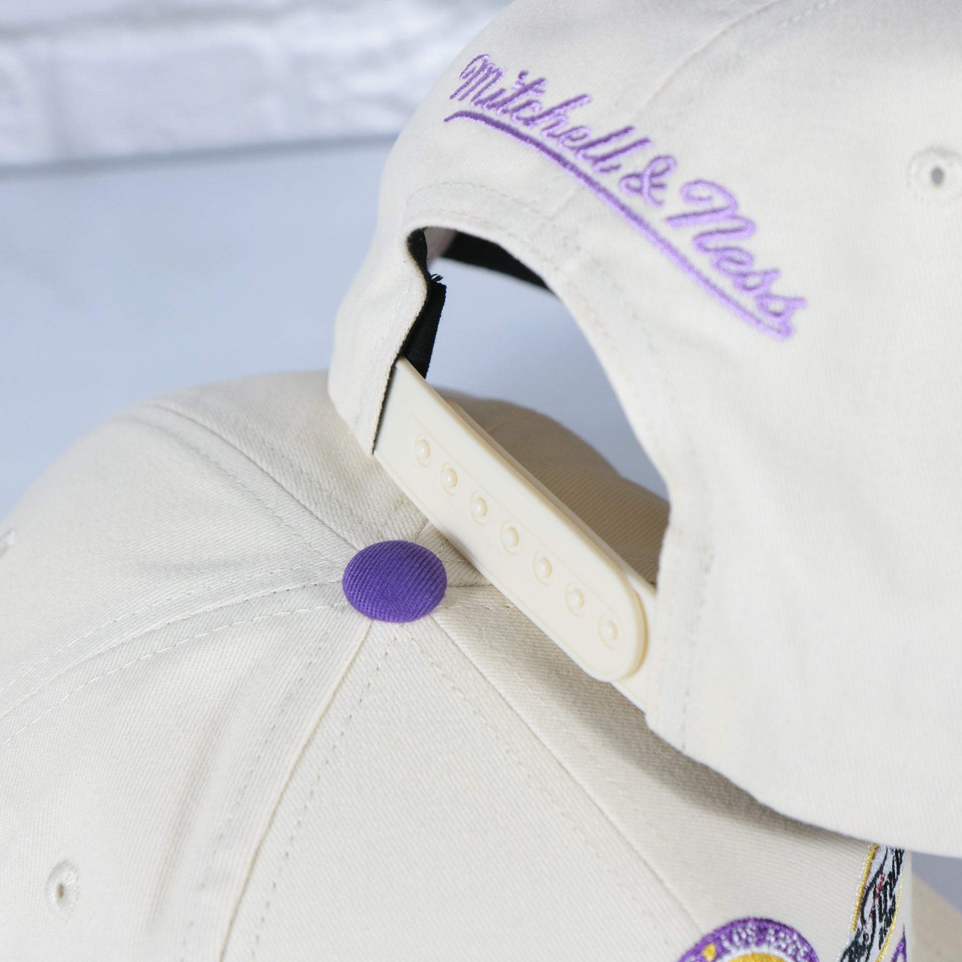 off white snap on the Los Angeles Lakers Hardwood Classics Reframe Retro Green bottom | Off-White Snapback Hat