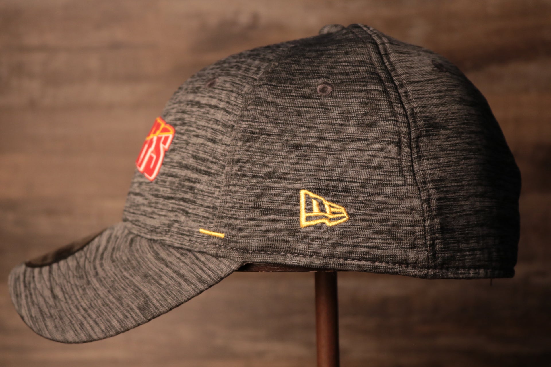 Chiefs 2020 Training Camp Flexfit | Kansas City Chiefs 2020 On-Field Grey Training Camp Stretch Fit  the wearers left side has the new era logo