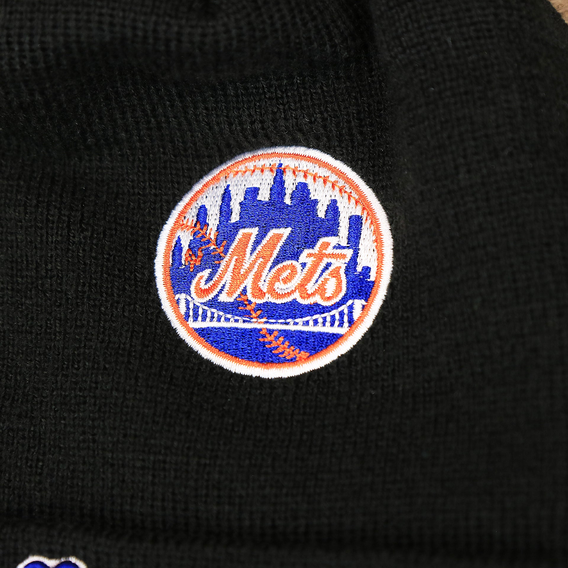 The Mets Baseball Logo on the New York Mets All Over World Series Side Patch 2x Champion Knit Cuff Beanie | New Era, Black