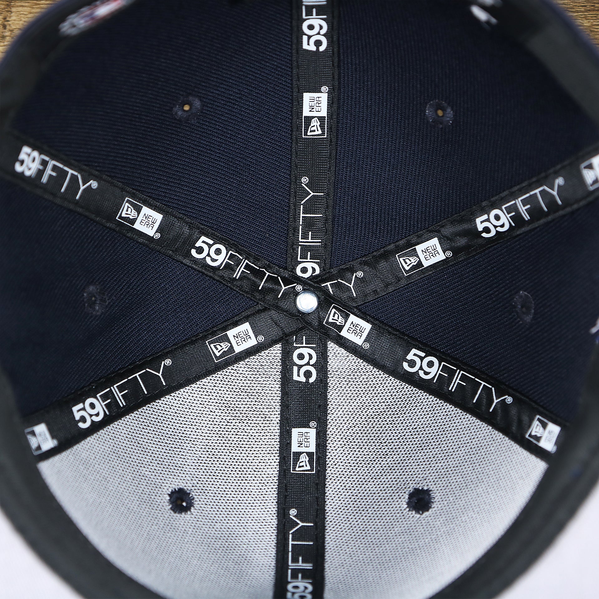 The inside of the New York Yankees Baseball Heart Gray Bottom World Series 59Fifty Fitted Cap | Navy 59Fifty Cap