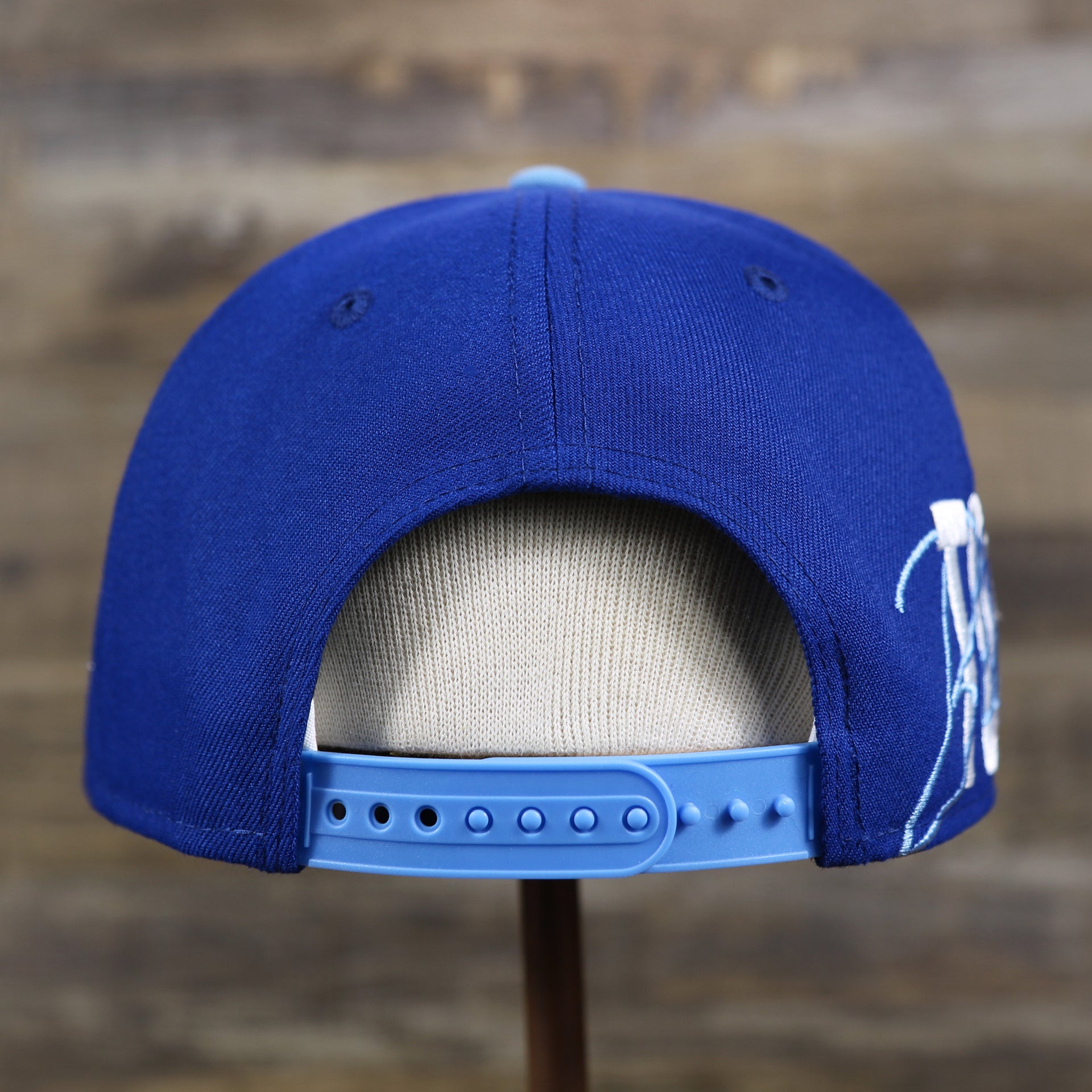 The backside of the Cooperstown Toronto Blue Jays MLB Side Font Green Bottom 9Fifty Snapback Cap | Royal Blue Snap Cap