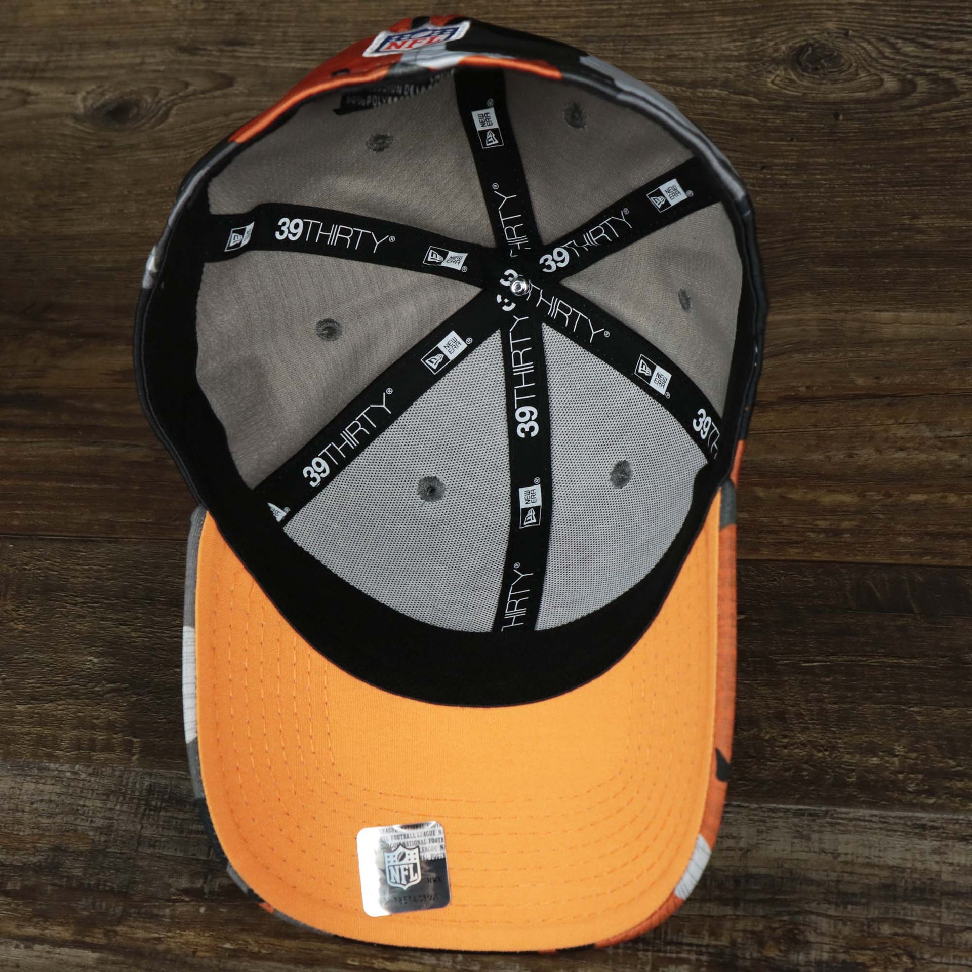 The underside of the Throwback Tampa Bay Buccaneers OnField NFL Summer Training 2022 39Thirty Camo FlexFit Cap | New Era Orange