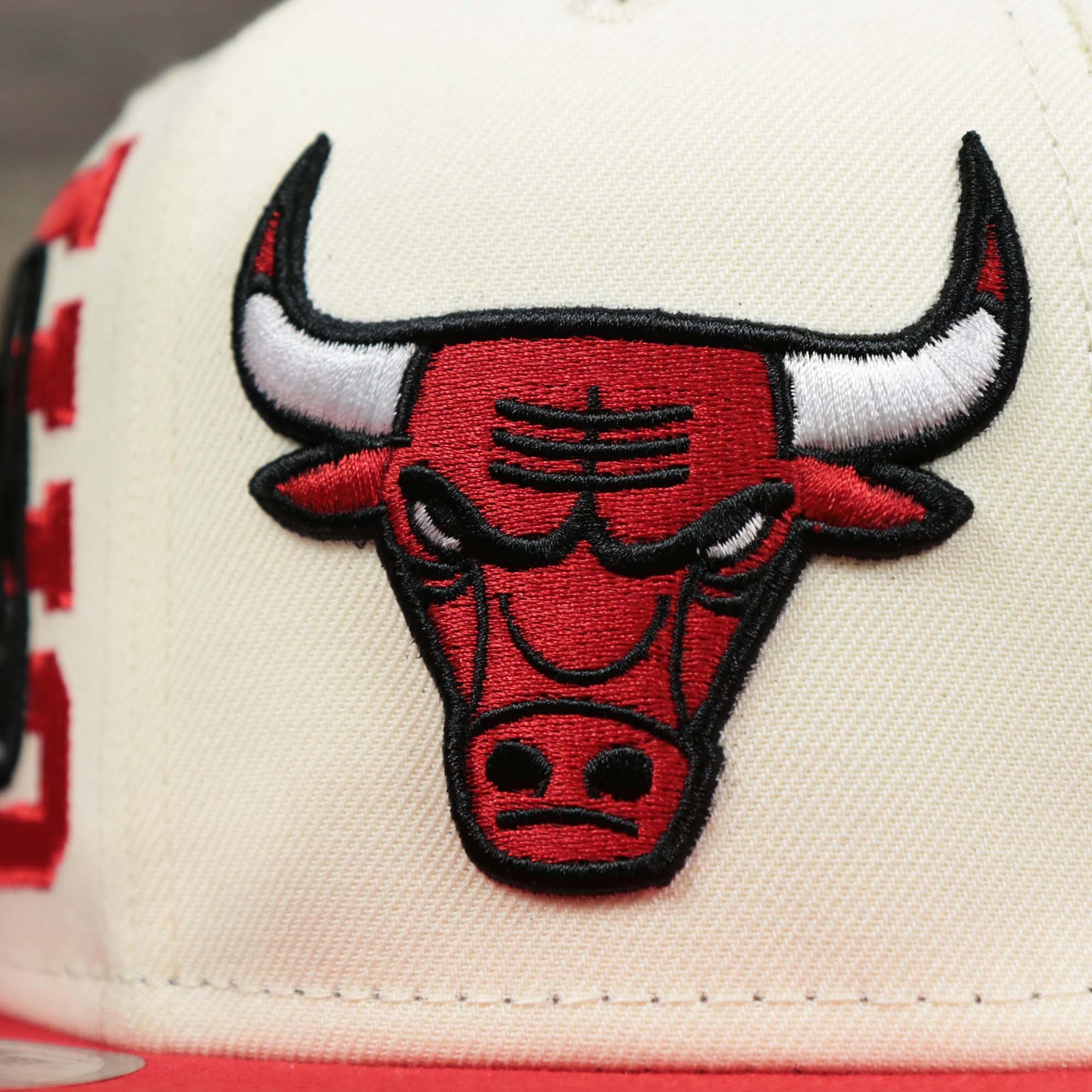The Logo on the Chicago Bulls NBA 2022 Draft Gray Bottom 9Fifty Snapback | New Era Cream/Red