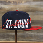 The wearer's right on the Saint Louis Cardinals MLB Side Font Green Bottom 9Fifty Snapback Cap | Black Snap Cap