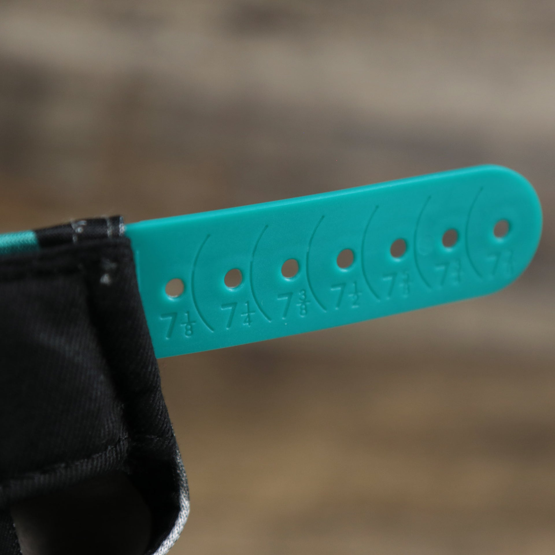 The size chart on the Miami Dolphins NFL OnField Summer Training 2022 Camo 9Fifty Snapback | Turquoise Camo 9Fifty