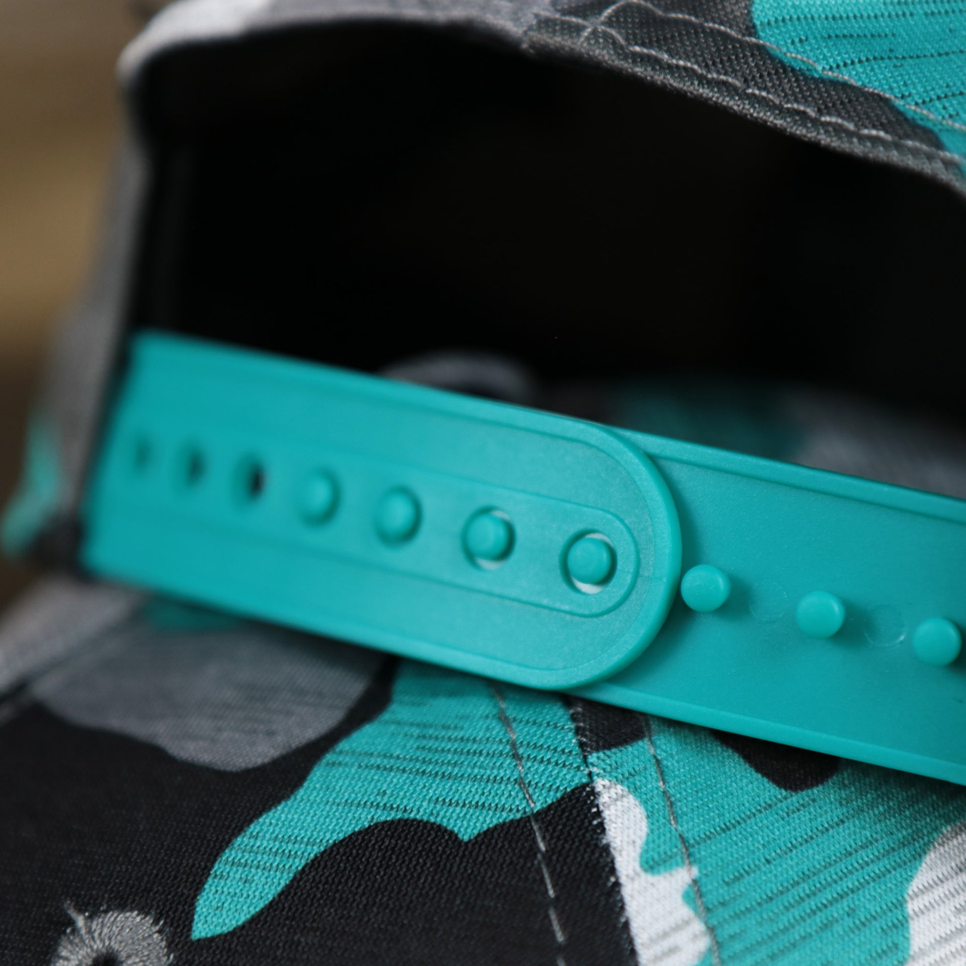 The adjstable strap on the Miami Dolphins NFL OnField Summer Training 2022 Camo 9Fifty Snapback | Turquoise Camo 9Fifty