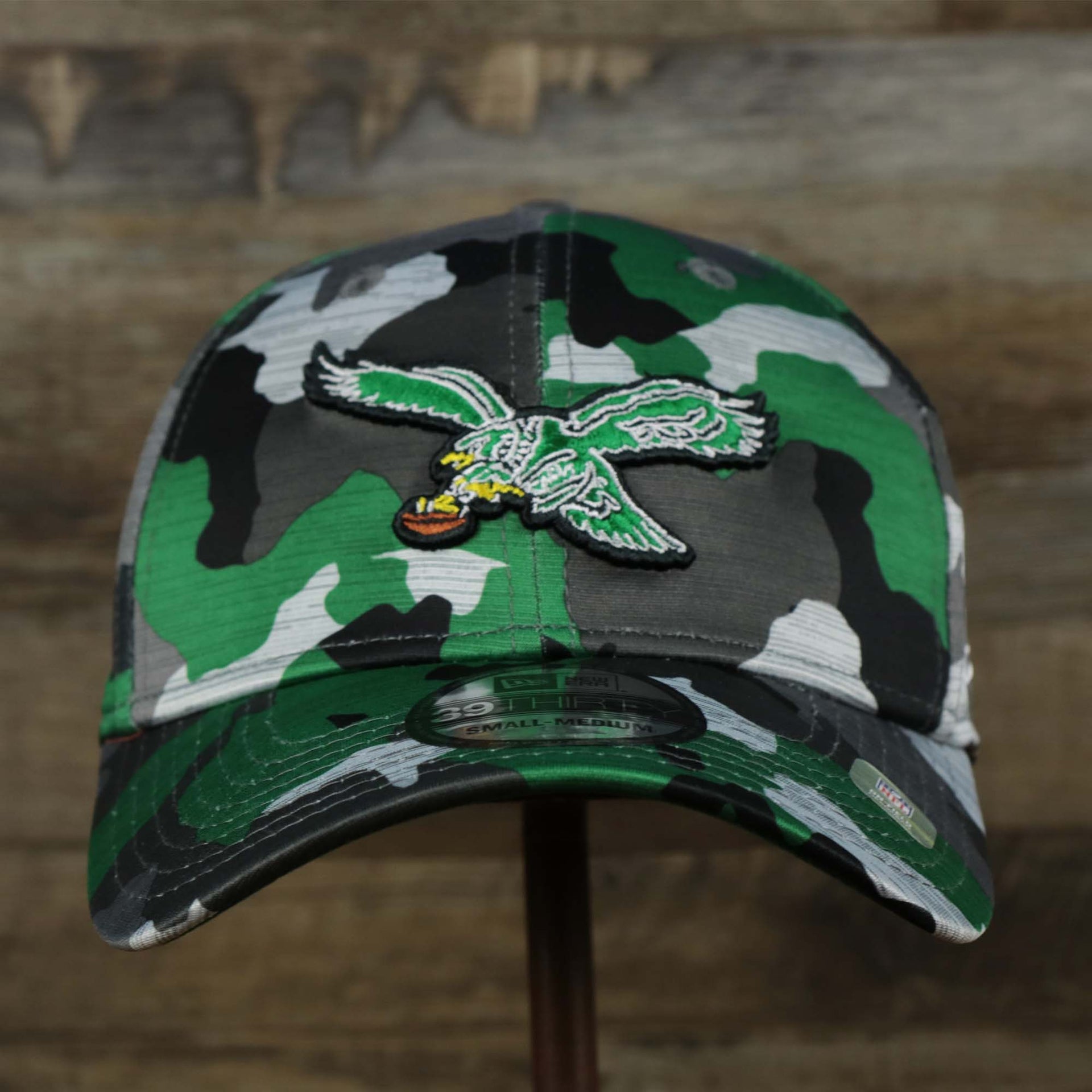 The front of the Throwback Philadelphia Eagles OnField NFL Summer Training 2022 39Thirty Camo FlexFit Cap | New Era Kelly Green
