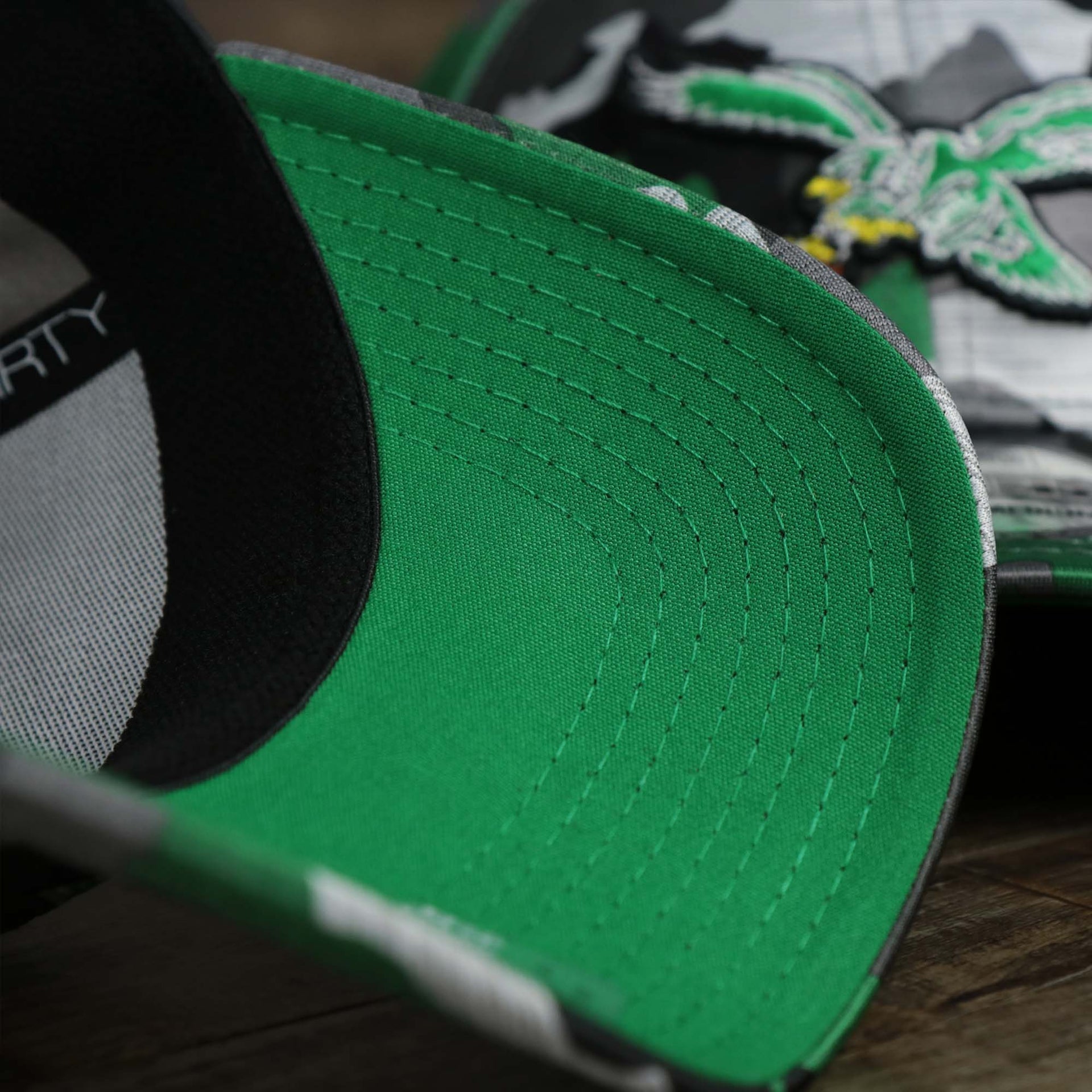 The undervisor on the Throwback Philadelphia Eagles OnField NFL Summer Training 2022 39Thirty Camo FlexFit Cap | New Era Kelly Green