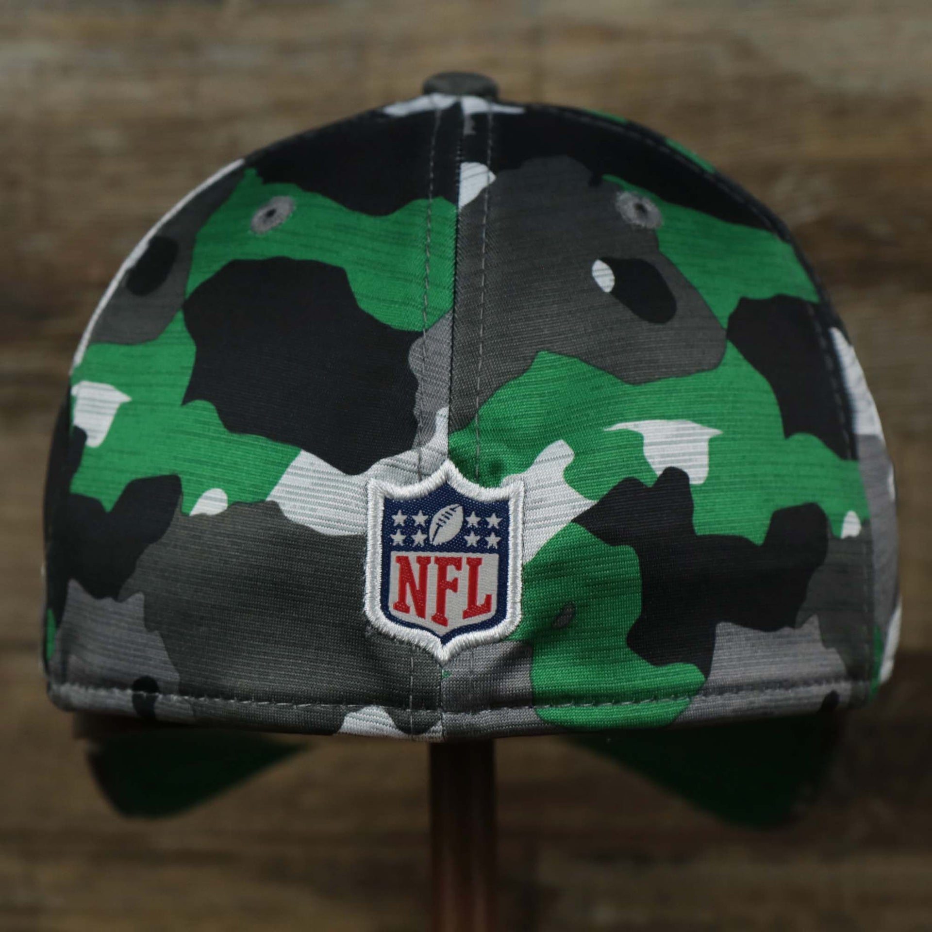 The backside of the Throwback Philadelphia Eagles OnField NFL Summer Training 2022 39Thirty Camo FlexFit Cap | New Era Kelly Green
