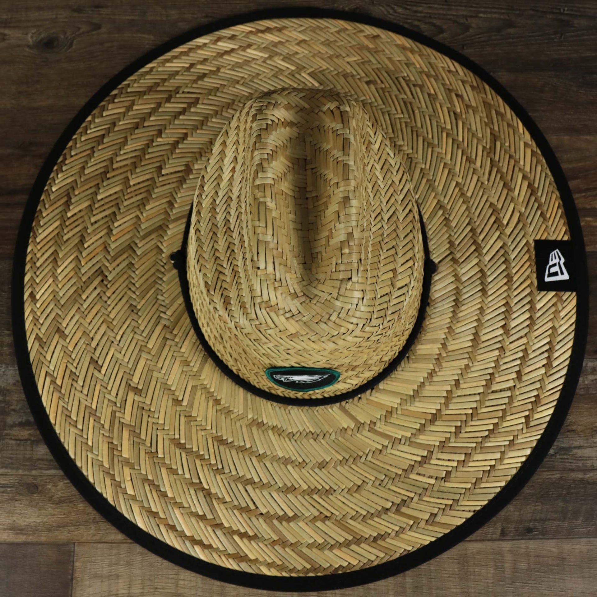 An overhead shot on the Philadelphia Eagles On Field 2022 Summer Training Straw Hat | New Era OSFM