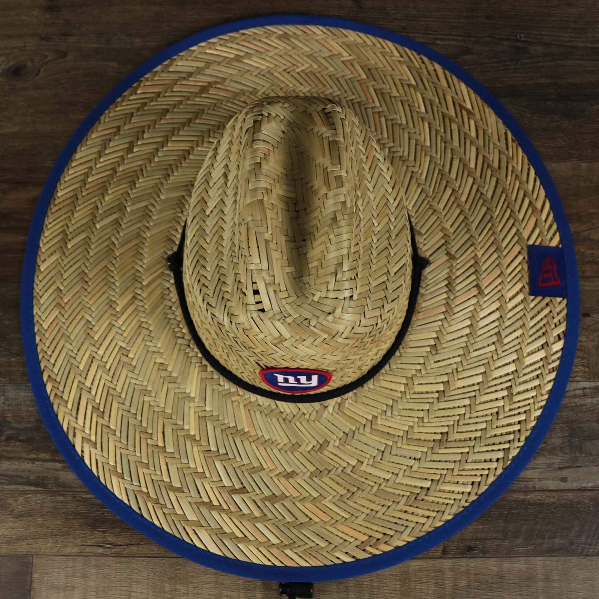 A overhead shot on the New York Giants On Field 2021/2022 Summer Training Straw Hat | New Era OSFM