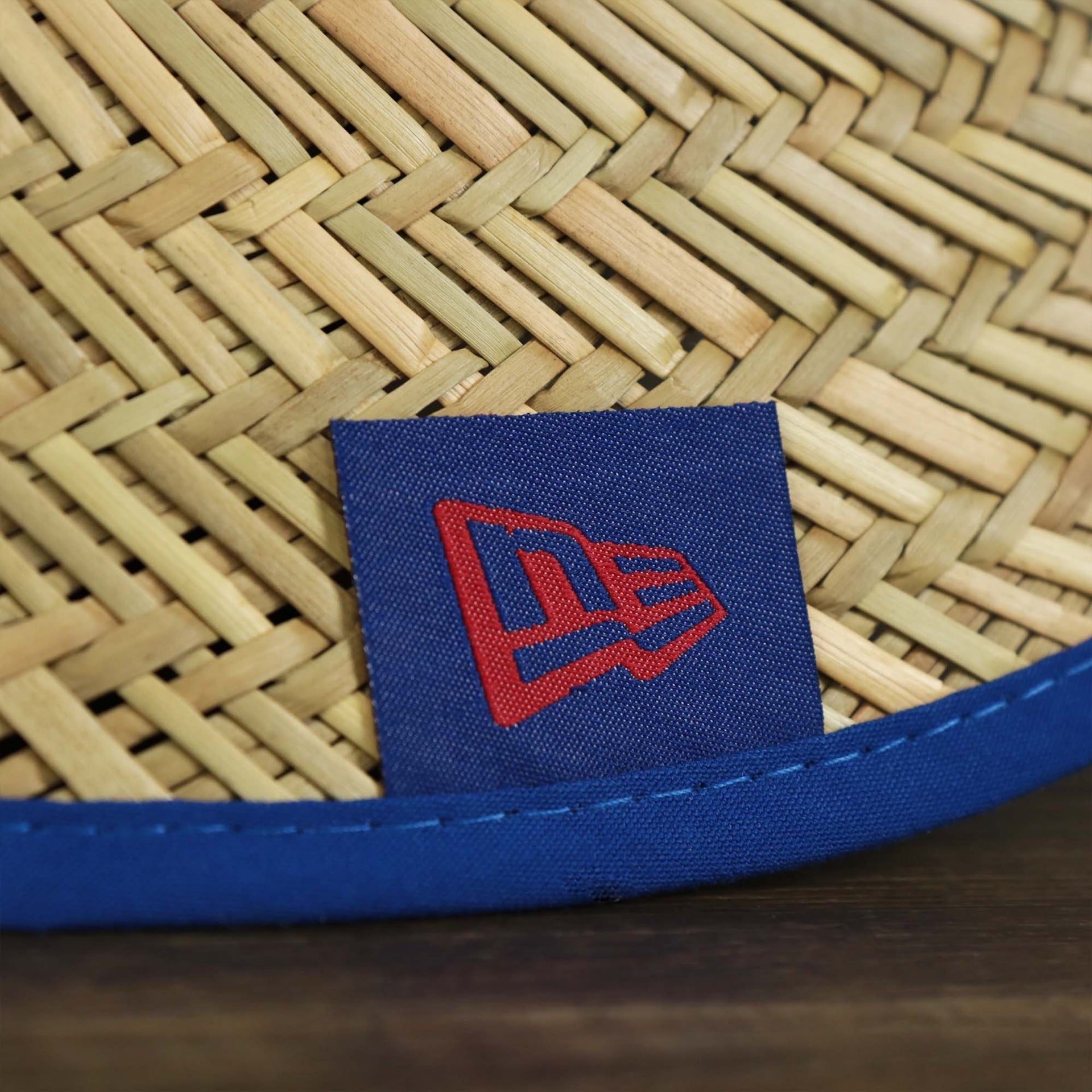 The New Era tag on the New York Giants On Field 2021/2022 Summer Training Straw Hat | New Era OSFM