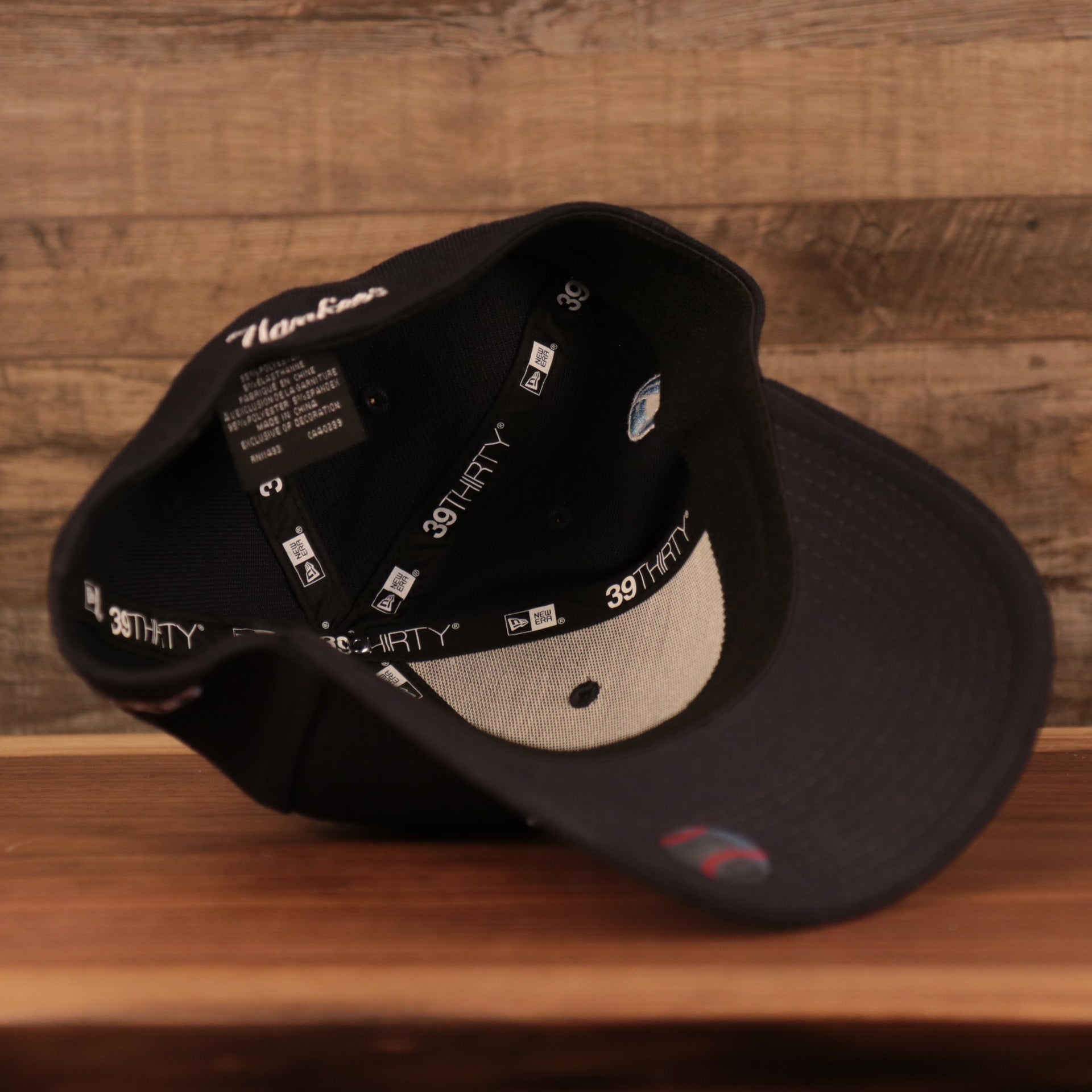 An inside view of the navy blue Philadelphia Phillies 39thirty flexfit cap by New Era for the fathers day 2021.