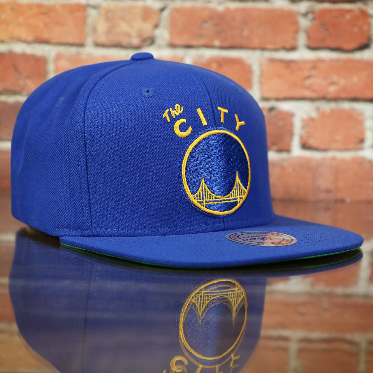 front of the Golden State Warriors The City Logo Adjustable Snapback with Green U