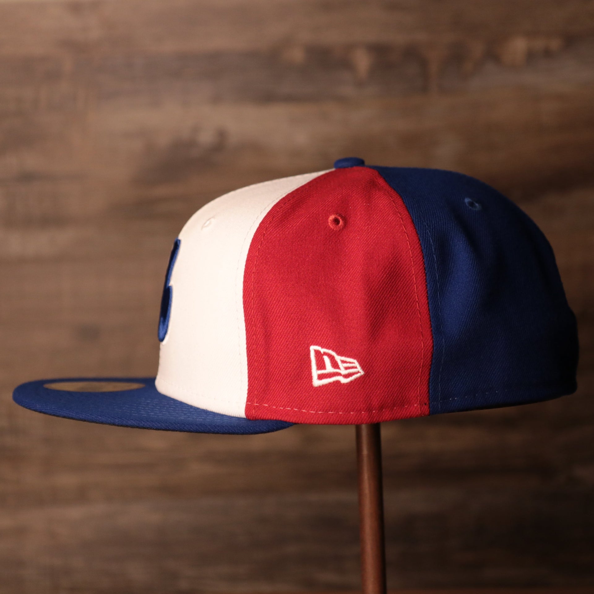 We can see the three colors of this 1969 pinwheel retro fitted cap with the logo of New Era in white.