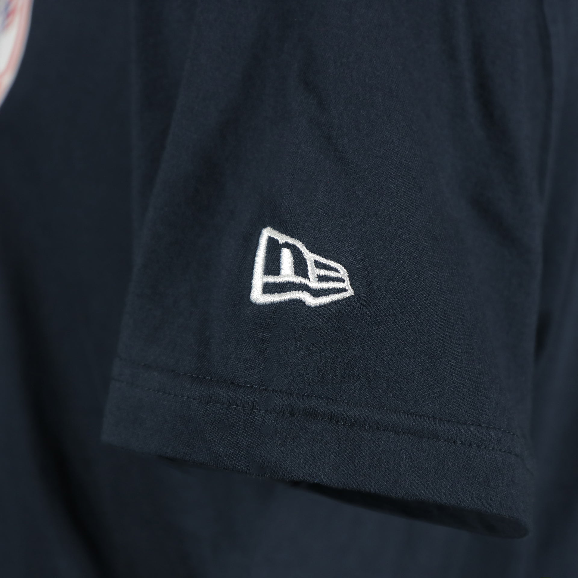 new era logo on the New York Yankees "City Cluster" 59Fifty Fitted Matching Navy T-Shirt