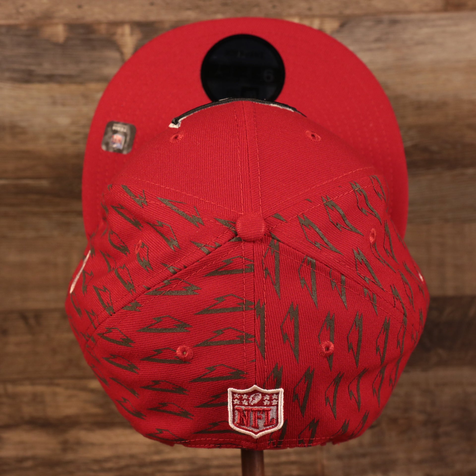 top of the Tampa Bay Buccaneers x Gatorade Red 9Fifty Grey Bottom Snapback