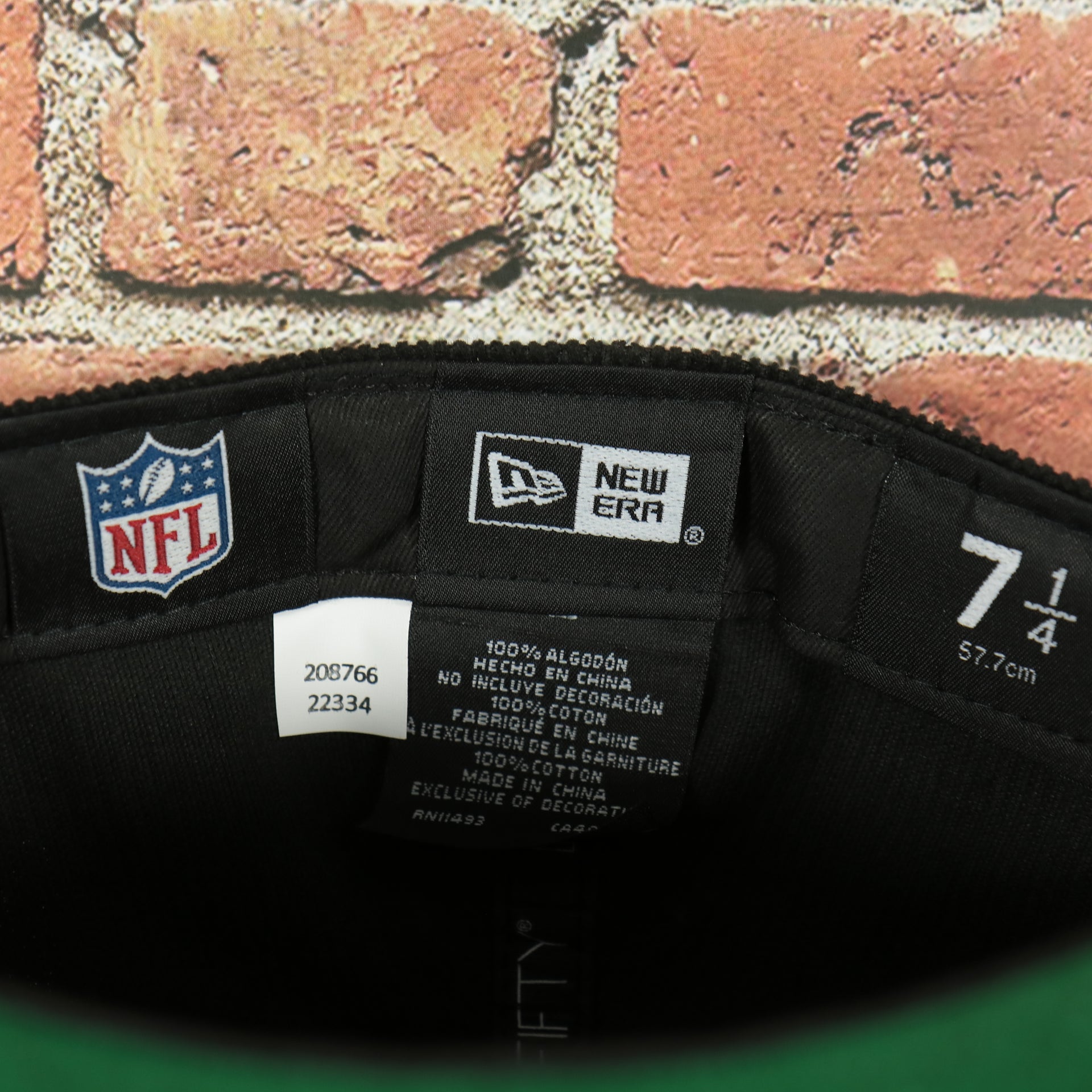 new era label on the Philadelphia Eagles Throwback Veterans Stadium Side Patch Black Corduroy Kelly Green Bottom 59Fifty Fitted Cap | Corduroy Fitted Pack