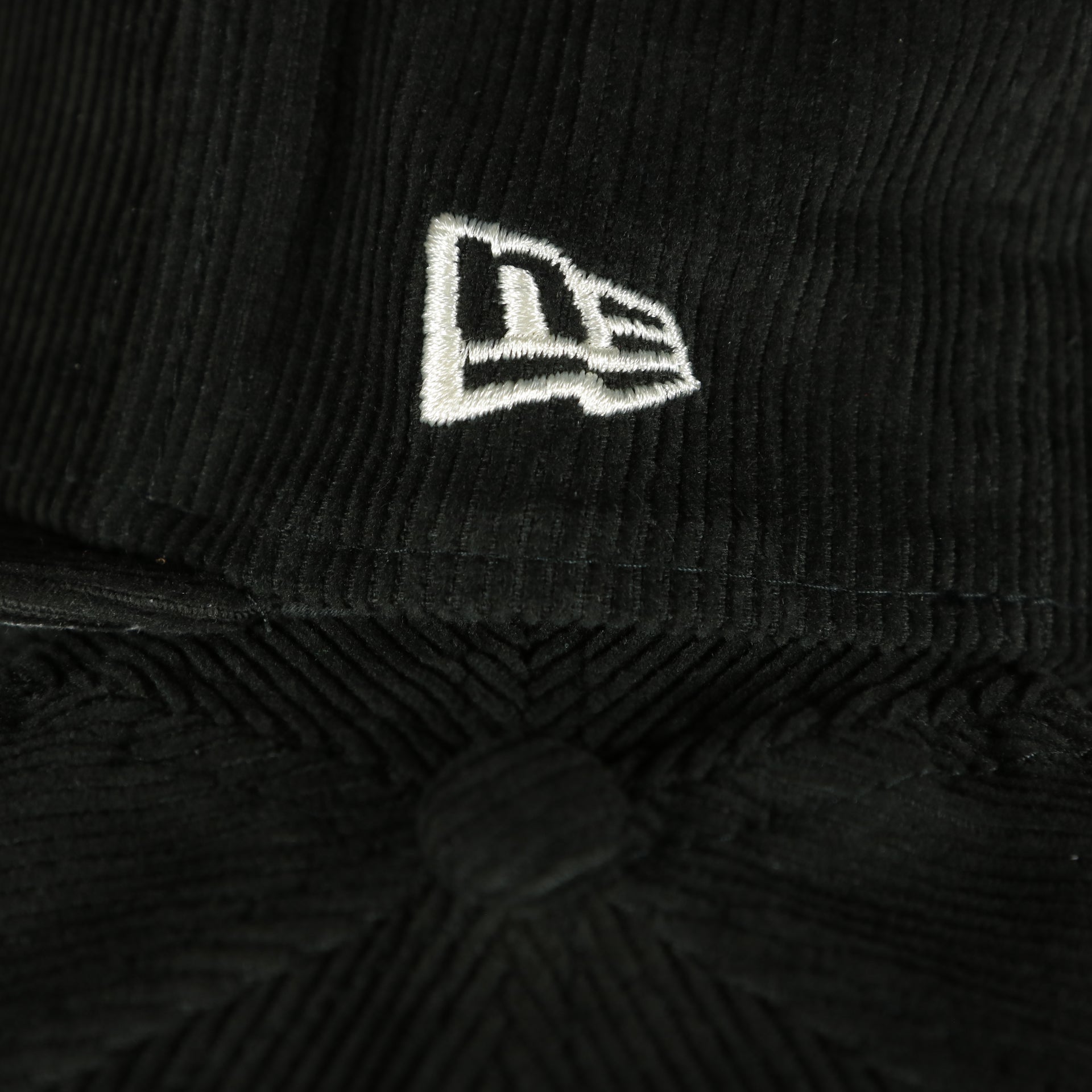 new era logo on the New York Yankees Cooperstown 1999 World Series Side Patch Black Corduroy Gray Bottom 59Fifty Fitted Cap | Corduroy Fitted Pack