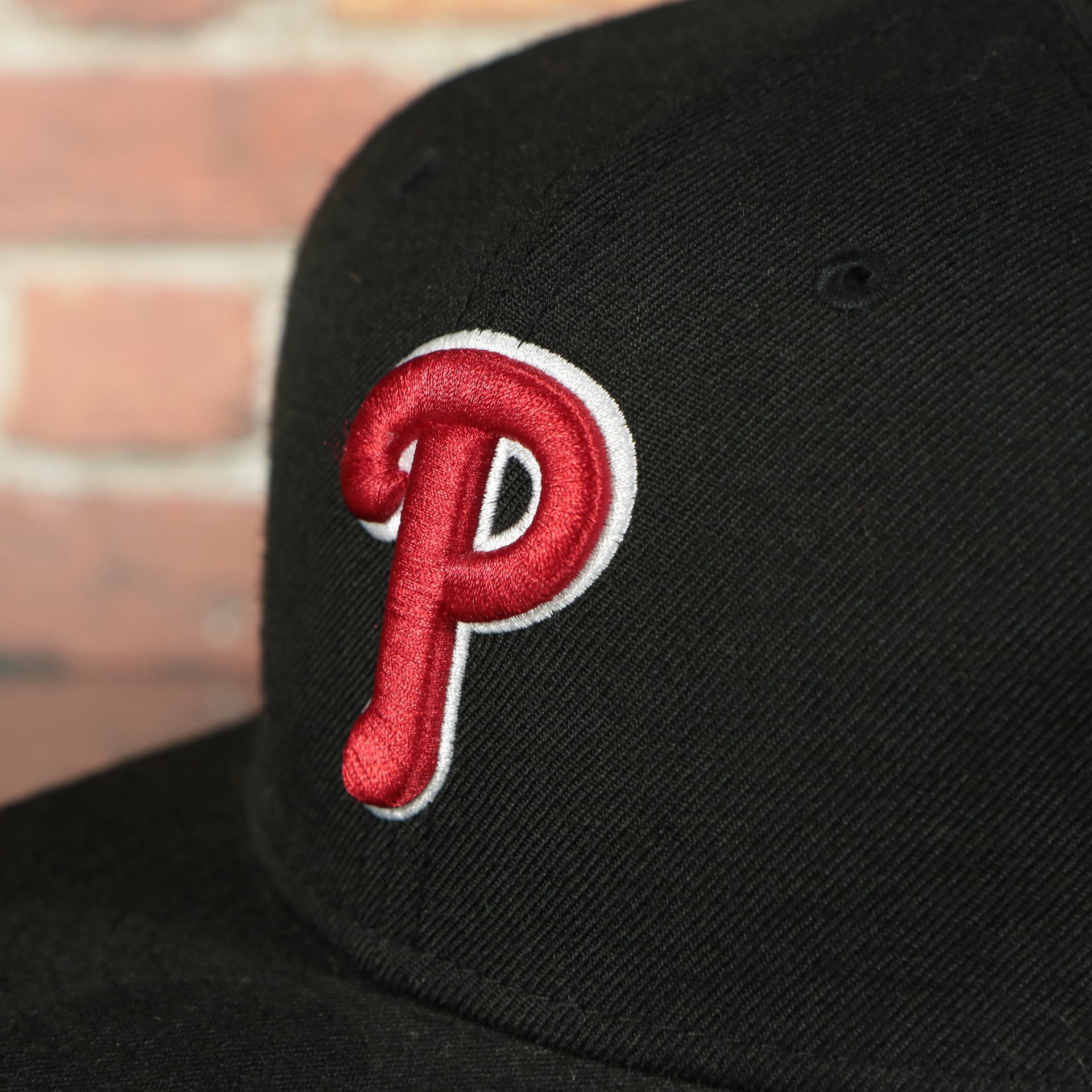 phillies logo on the Philadelphia Phillies On Field Black 59Fifty Fitted Cap