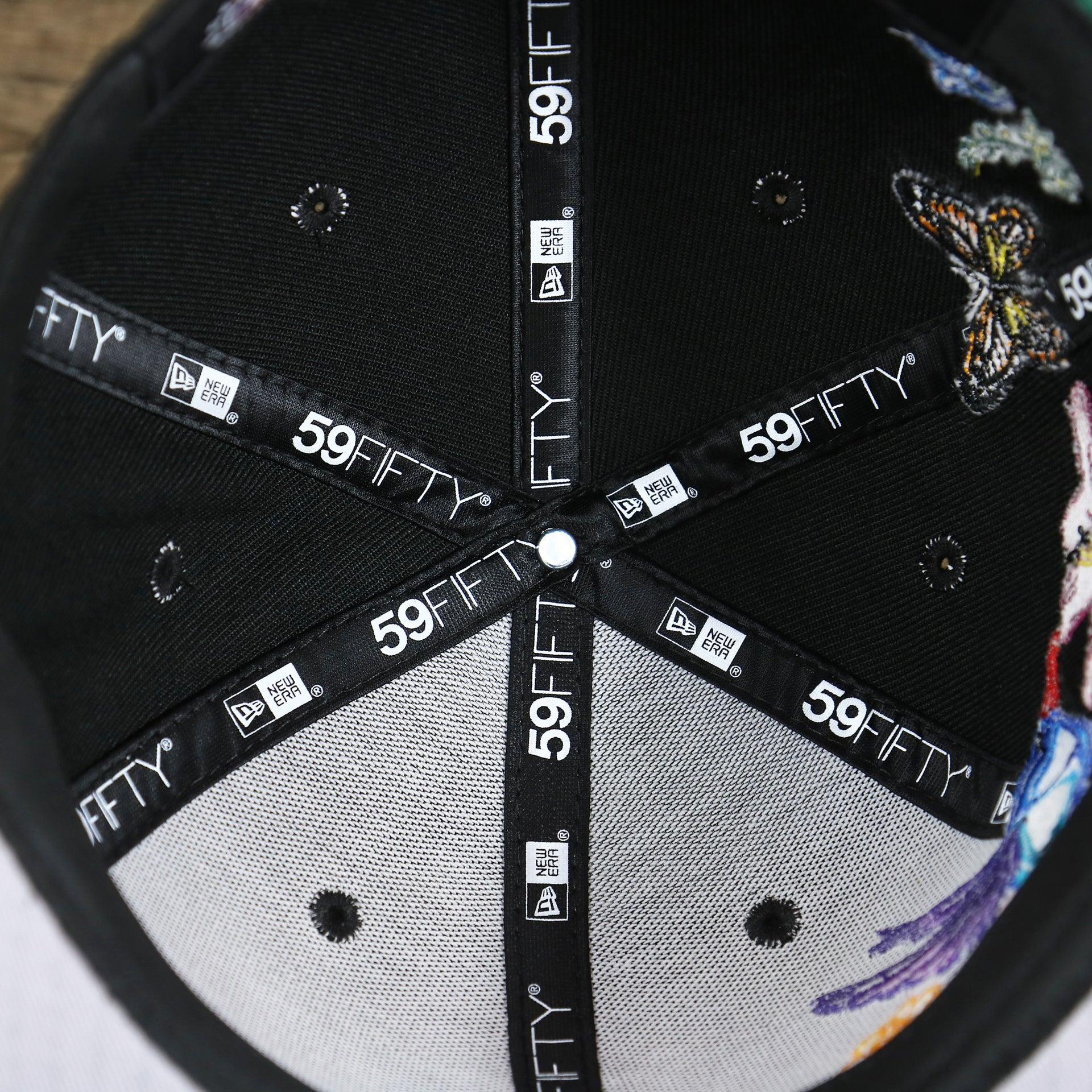 The inside of the Chicago White Sox Gray Bottom Bloom Spring Embroidery 59Fifty Fitted Cap | Black 59Fifty Cap