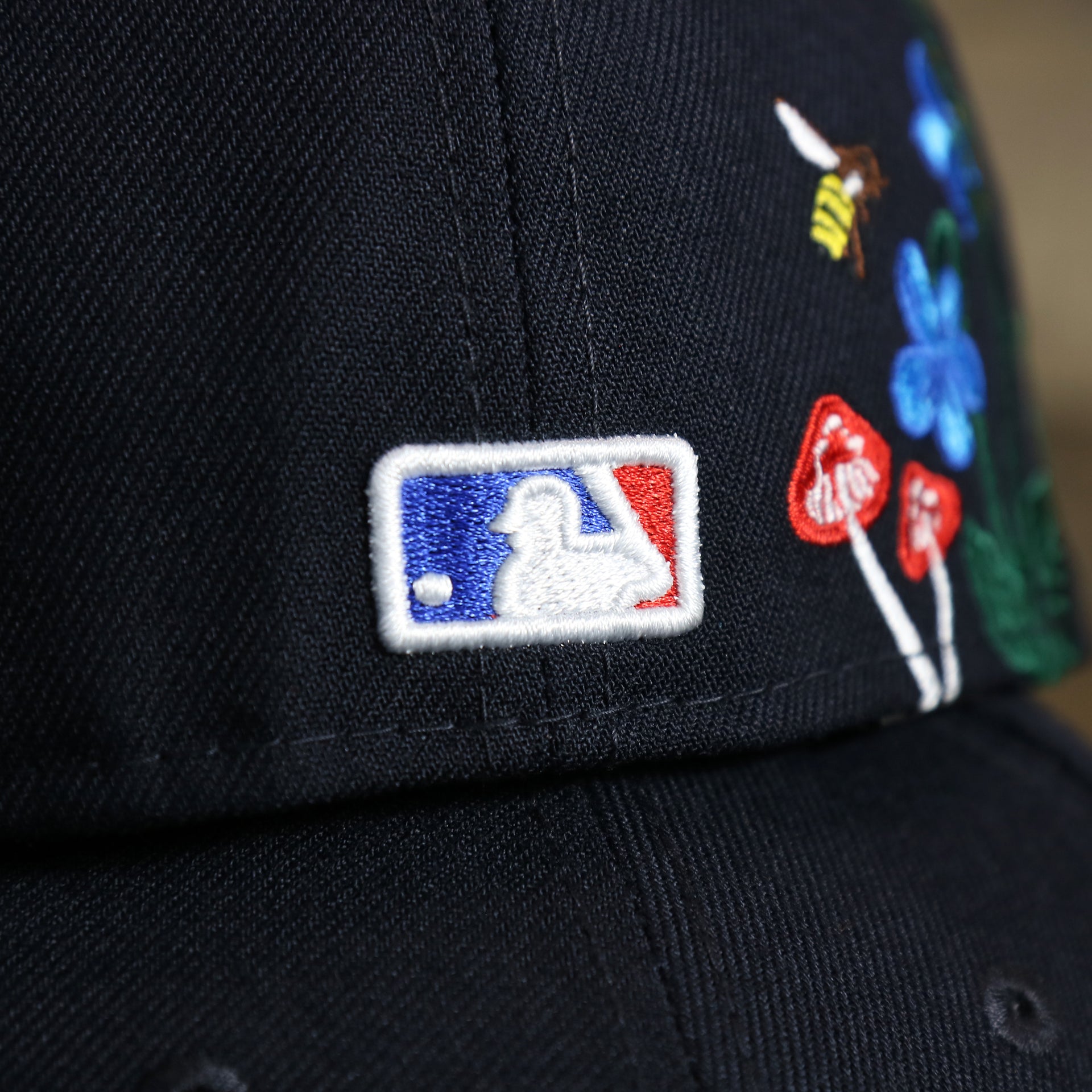 The MLB Batterman Logo on the New York Yankees Gray Bottom Bloom Spring Embroidery 59Fifty Fitted Cap | Navy Blue 59Fifty Cap