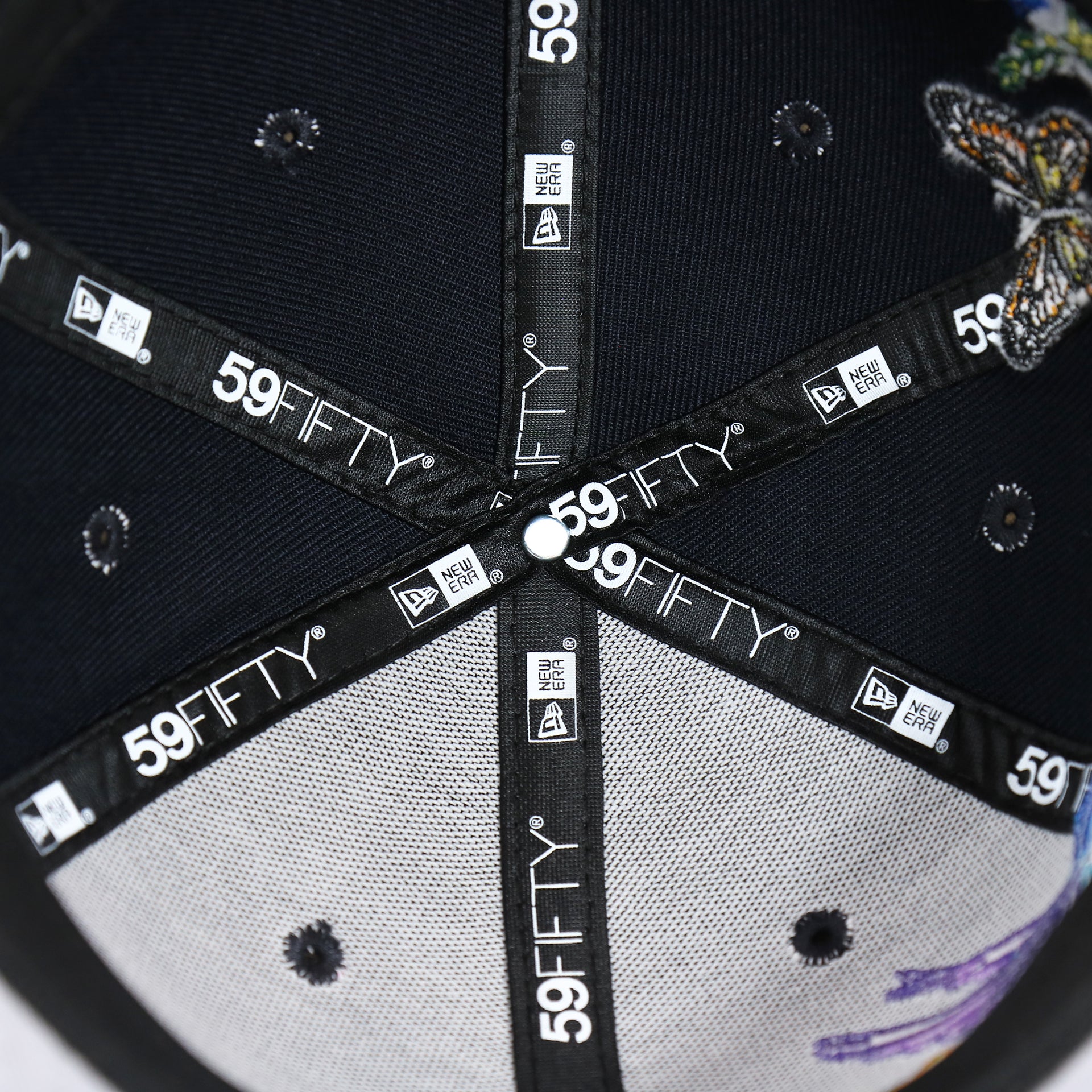 The inside of the New York Yankees Gray Bottom Bloom Spring Embroidery 59Fifty Fitted Cap | Navy Blue 59Fifty Cap