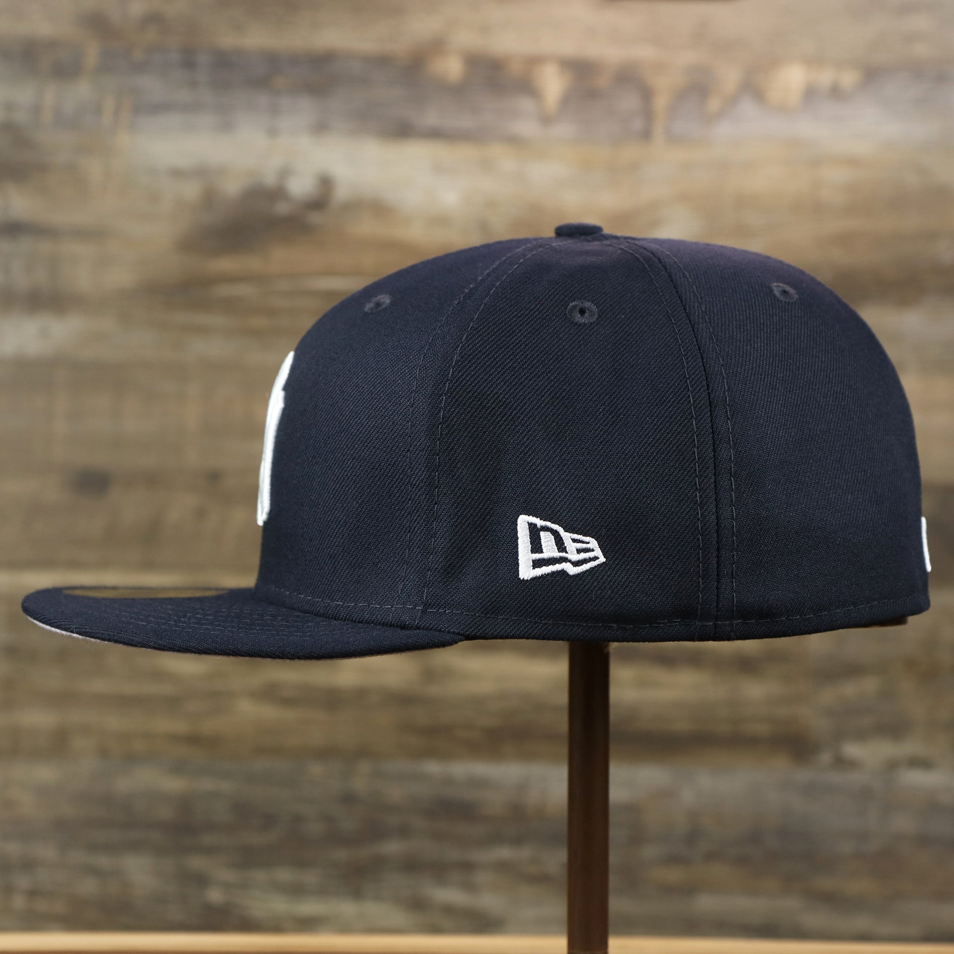 The wearer's left of the New York Yankees Gray Bottom Bloom Spring Embroidery 59Fifty Fitted Cap | Navy Blue 59Fifty Cap