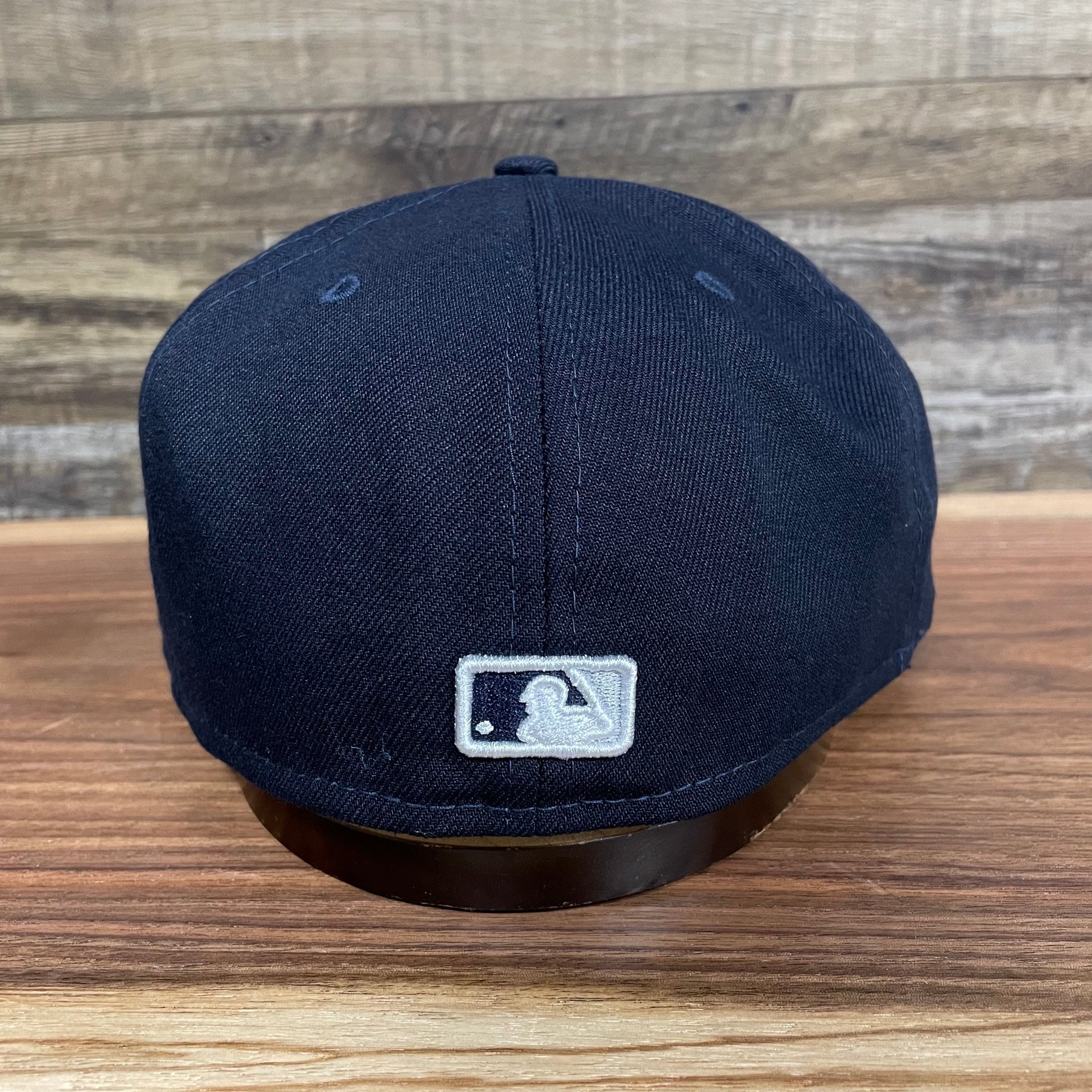 Back of the New York Yankees "City Cluster" Side Patch Gray Bottom Navy 59Fifty Fitted Cap