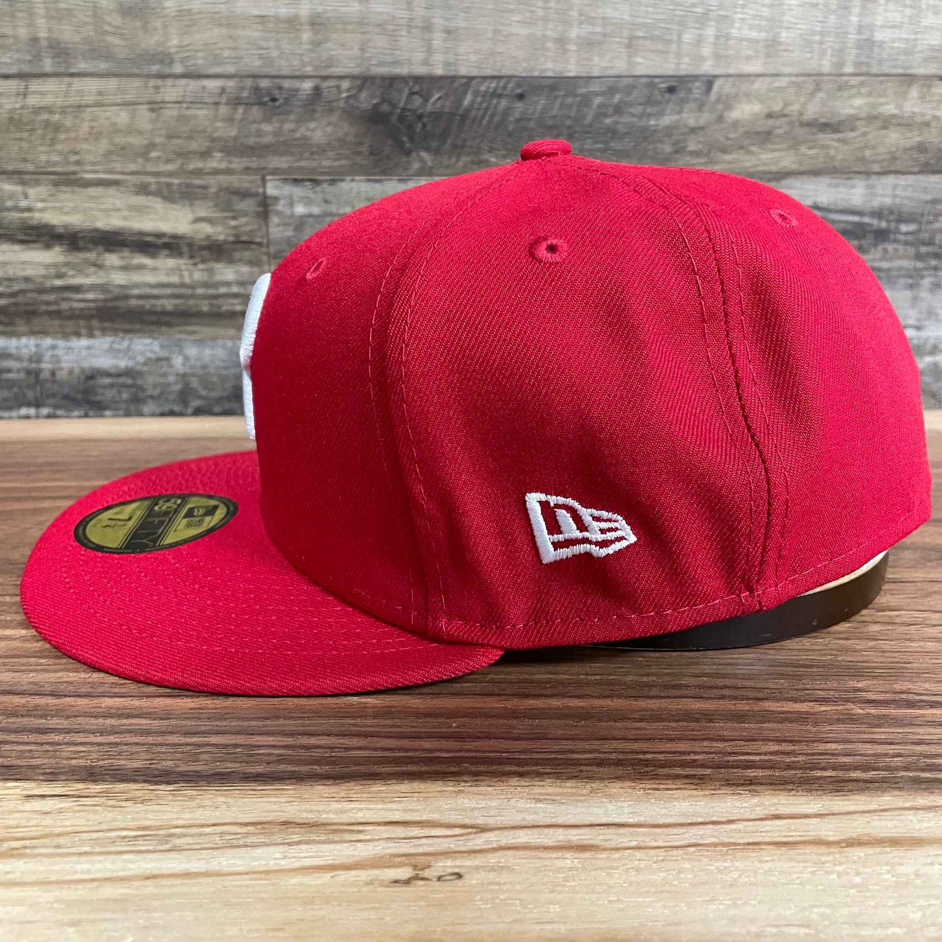 Wearer's left of the Philadelphia Phillies "City Cluster" Side Patch Gray Bottom Red 59Fifty Fitted Cap
