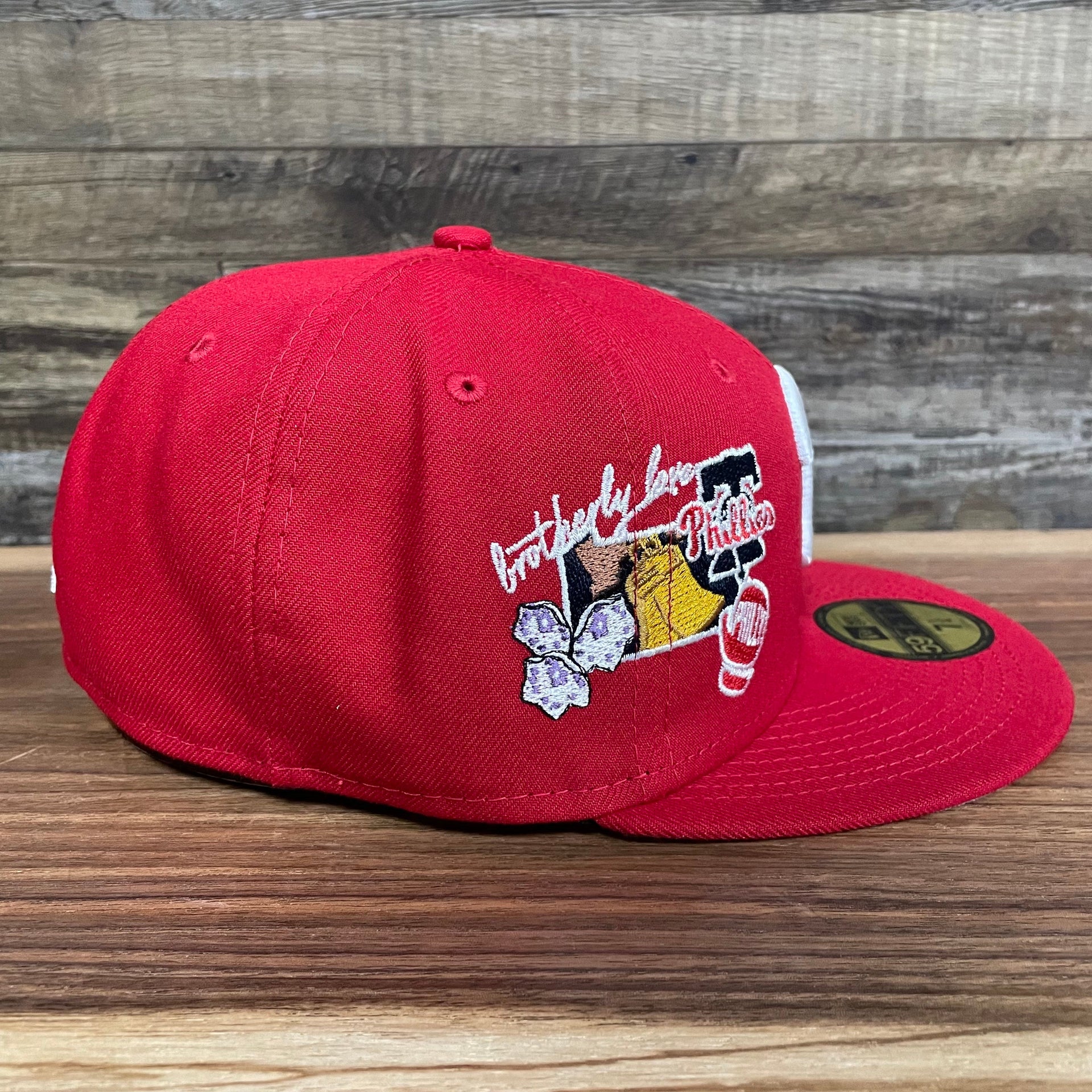 Wearer's right of the Philadelphia Phillies "City Cluster" Side Patch Gray Bottom Red 59Fifty Fitted Cap