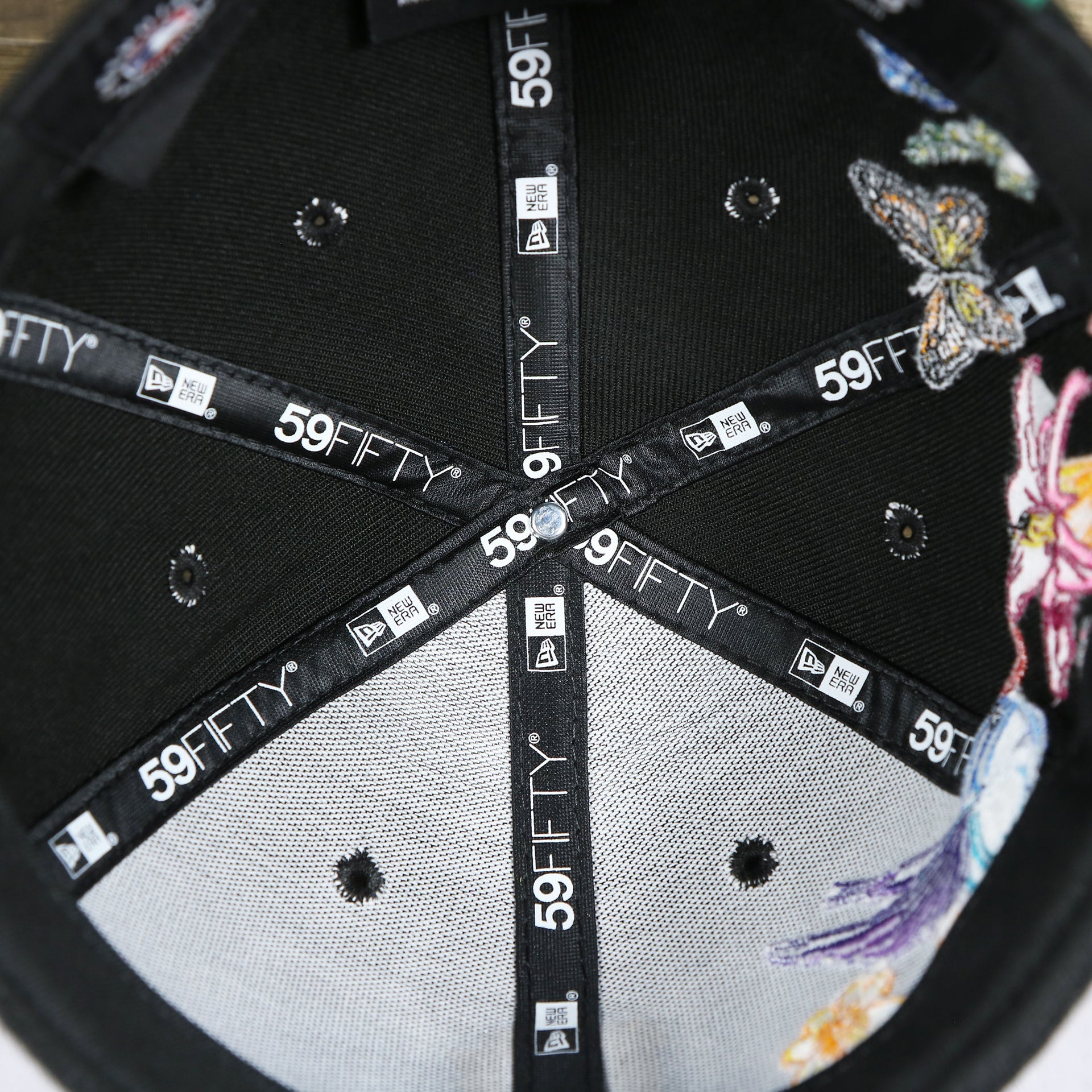 The inside of the Pittsburgh Pirates Gray Bottom Bloom Spring Embroidery 59Fifty Fitted Cap | Black 59Fifty Cap