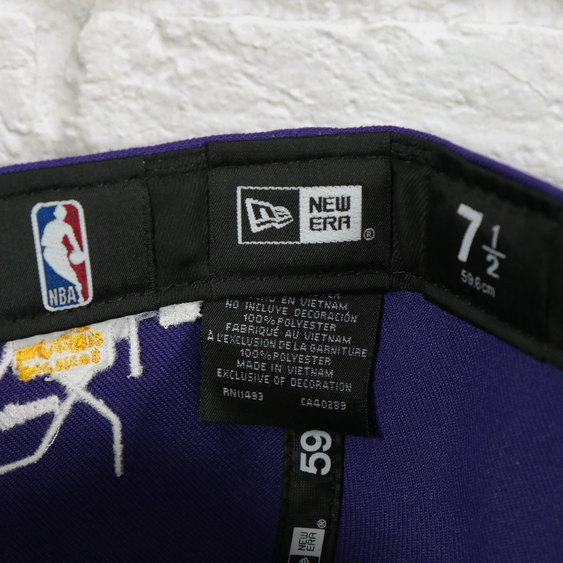new era label on the Los Angeles Lakers City Transit All Over Side Patch Gray Bottom 59Fifty Fitted Cap