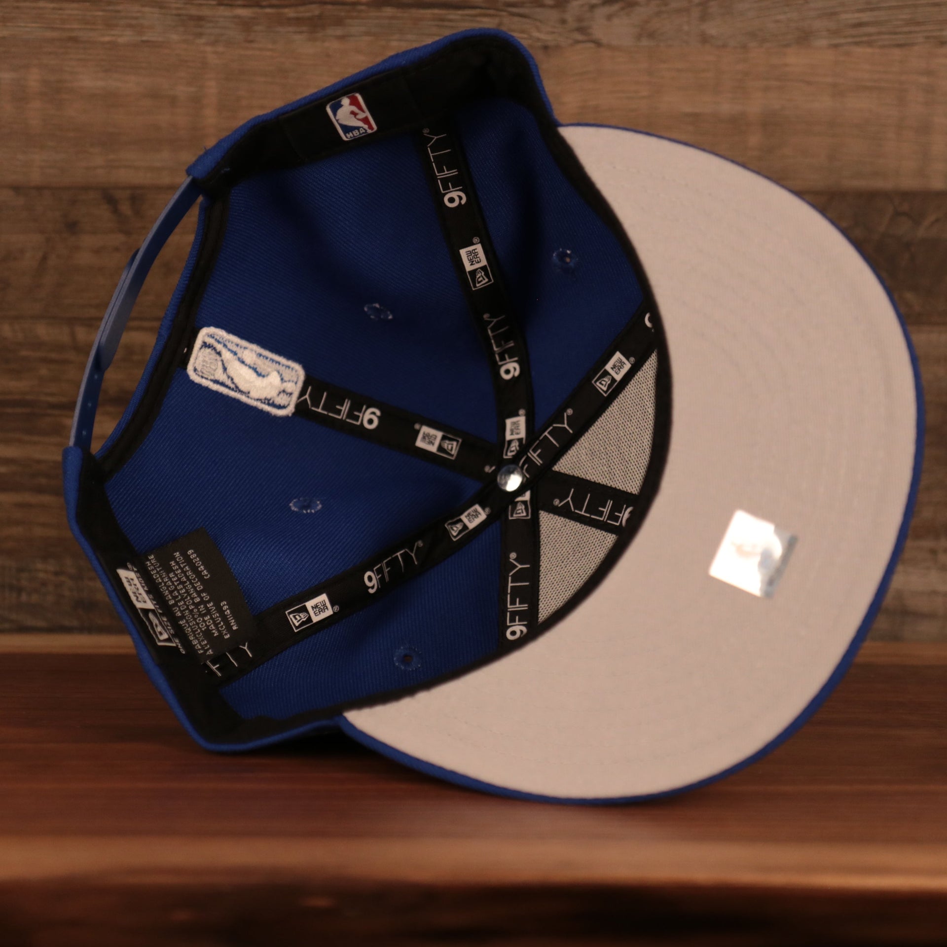 The sweatband of the New York Knicks 2021 NBA Playoffs 9Fifty Snapback Hat is black