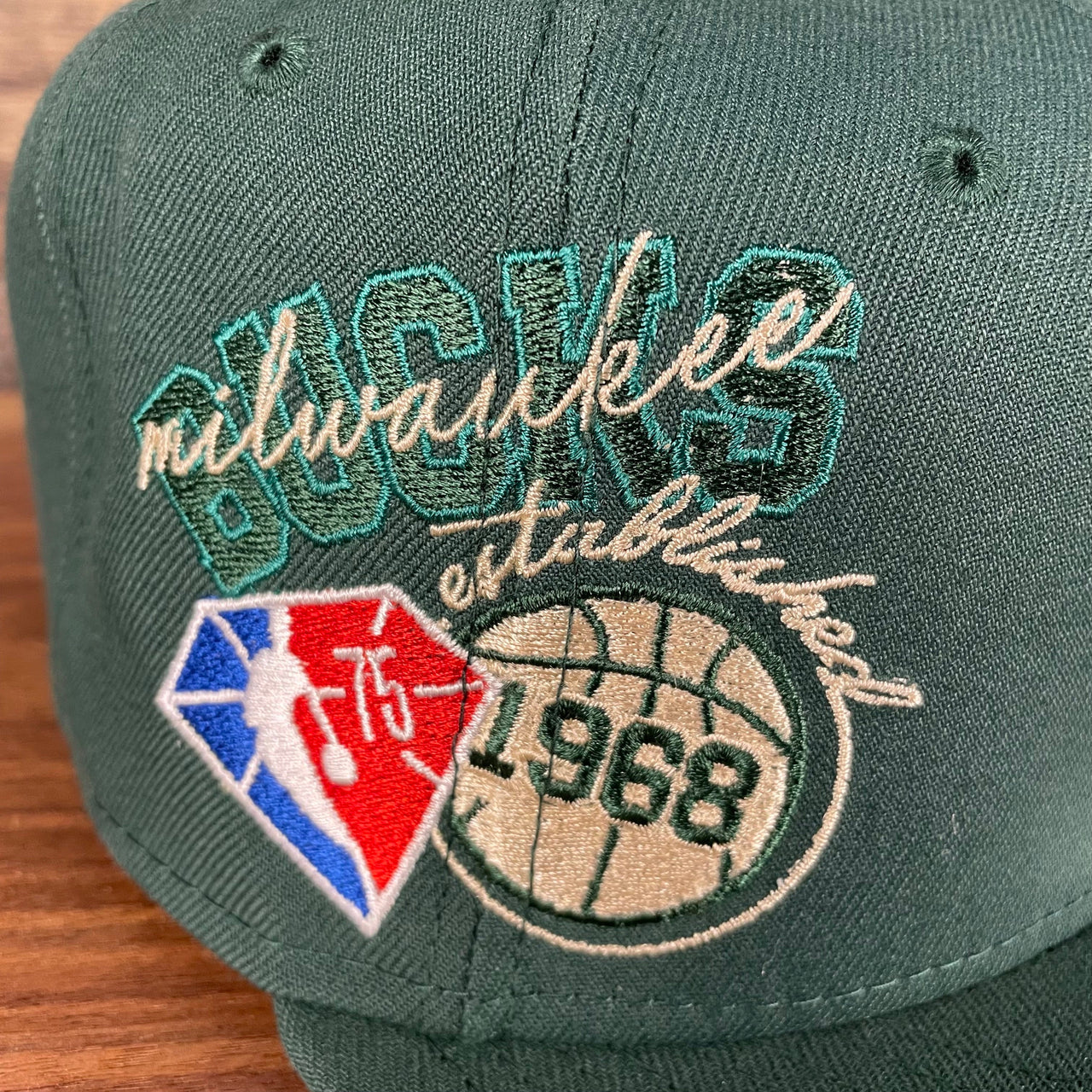 Close up of the side patch on the Milwaukee Bucks NBA 75th Anniversary Side Patch Gray Bottom Green 9Fifty Snapback Hat | Back Half