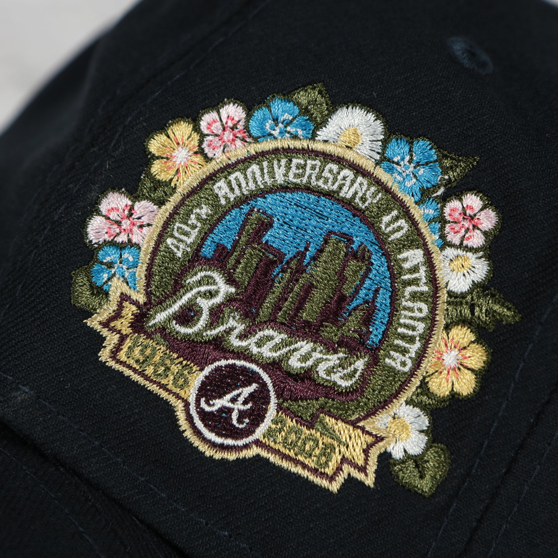 40th anniversary side patch on the Atlanta Braves 40th Anniversary Side Patch Green Bottom Navy 59Fifty Fitted Cap | Botanical Pack
