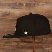 wearers left side of the Los Angeles Clippers Black Adjustable Grey Bottom Snapback Hat