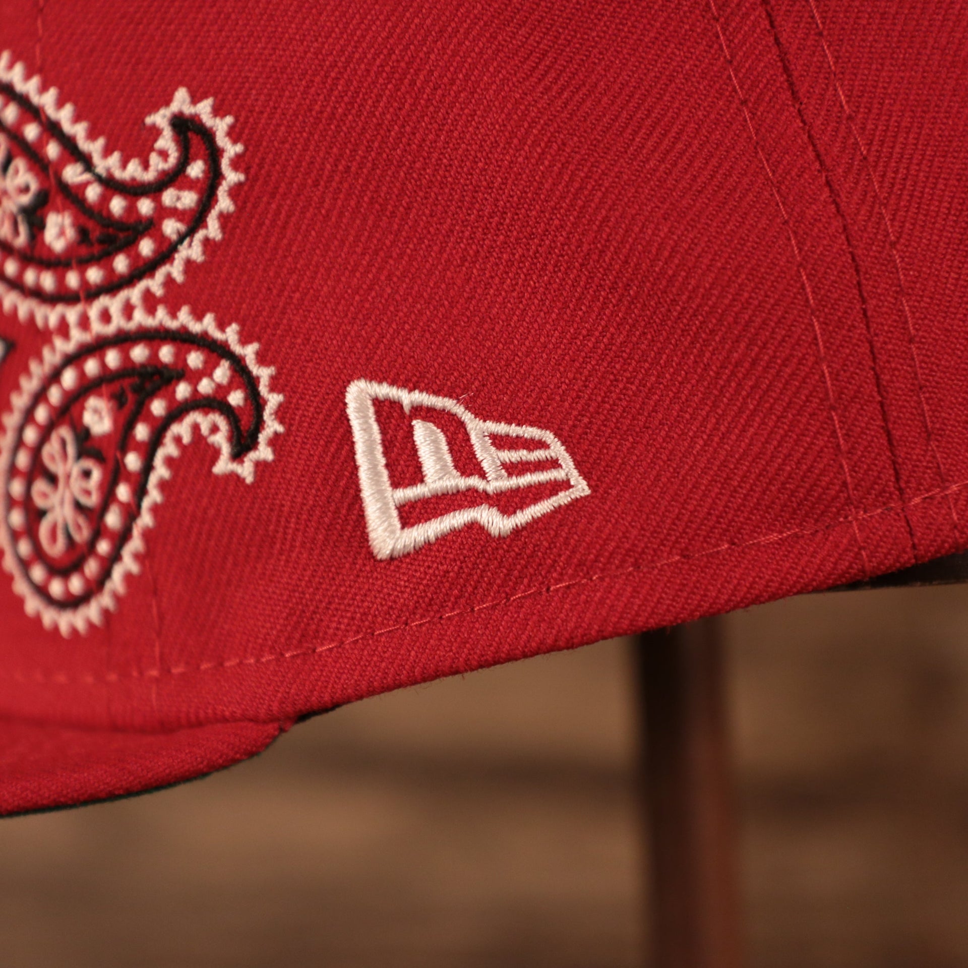 Close up of the New Era logo on the Philadelphia Phillies Paisley Elements Bandana Retro Green Bottom 59Fifty Fitted Cap