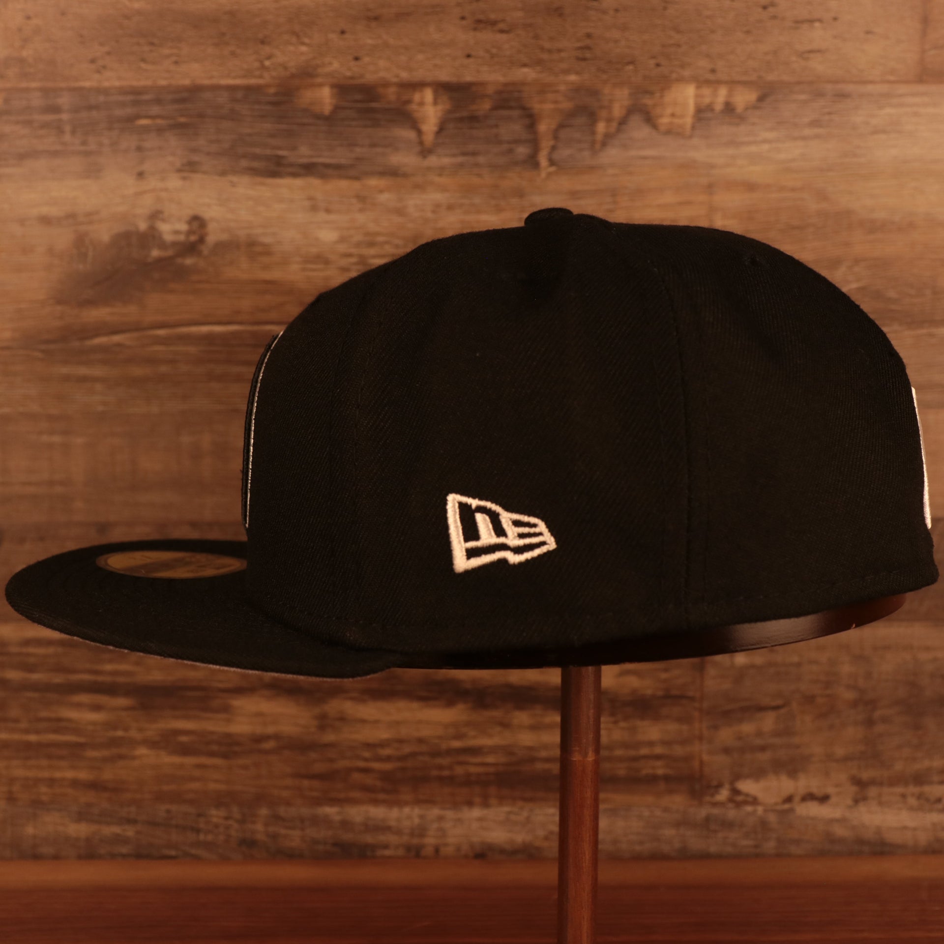 Wearer's left of the Brooklyn Nets "City Cluster" Side Patch Gray Bottom Black 59Fifty Fitted Cap