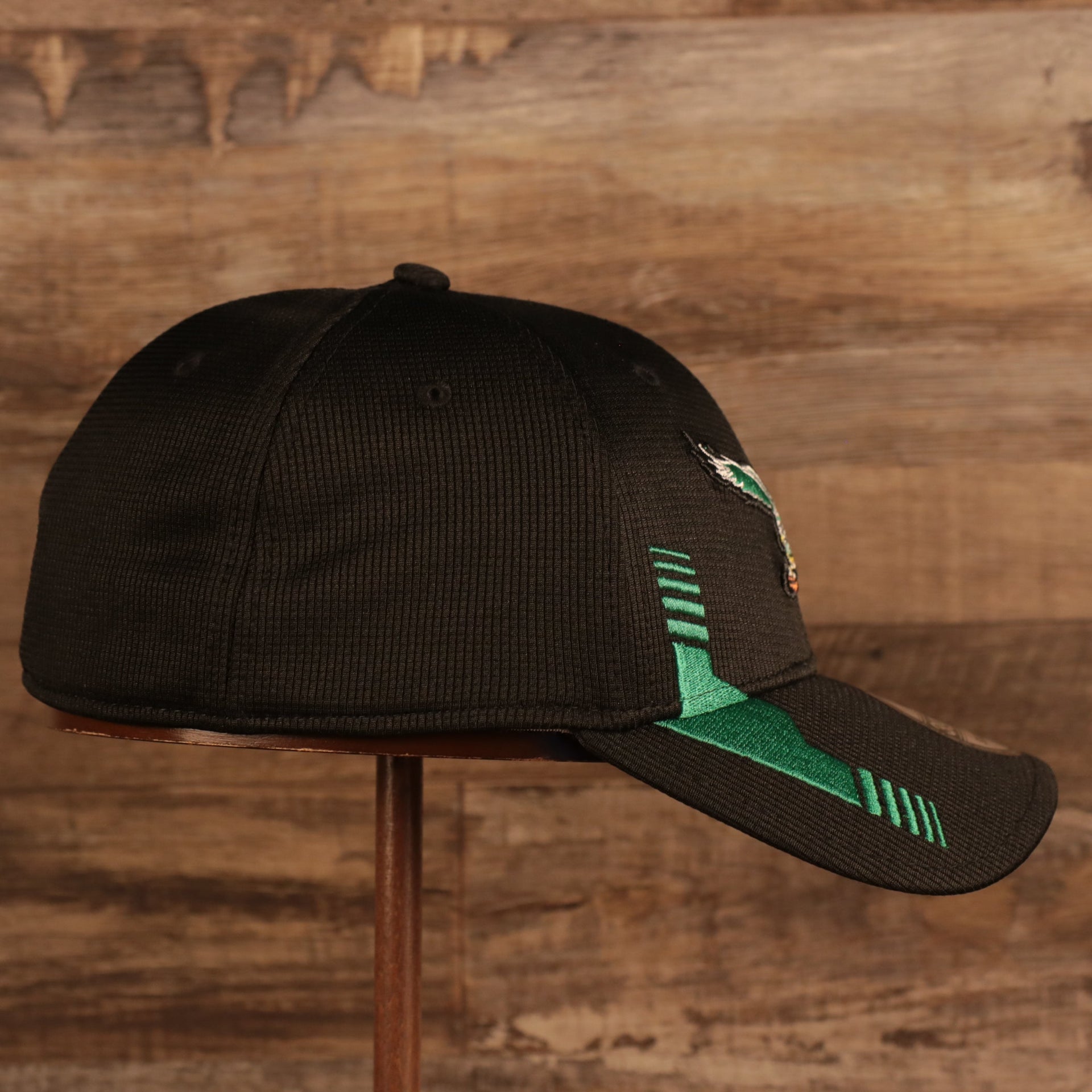 Wearer's right of the Philadelphia Eagles 2021 Sideline On-Field Throwback Logo 39Thirty Stretch Cap