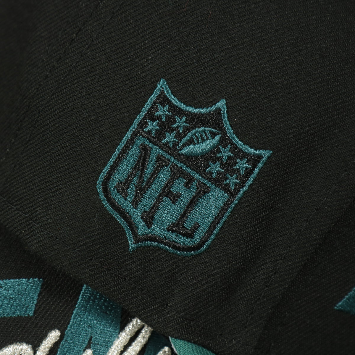 NFL logo on the Philadelphia Eagles 2022 NFL Draft 9Fifty Grey Bottom On-Field Snapback | Black