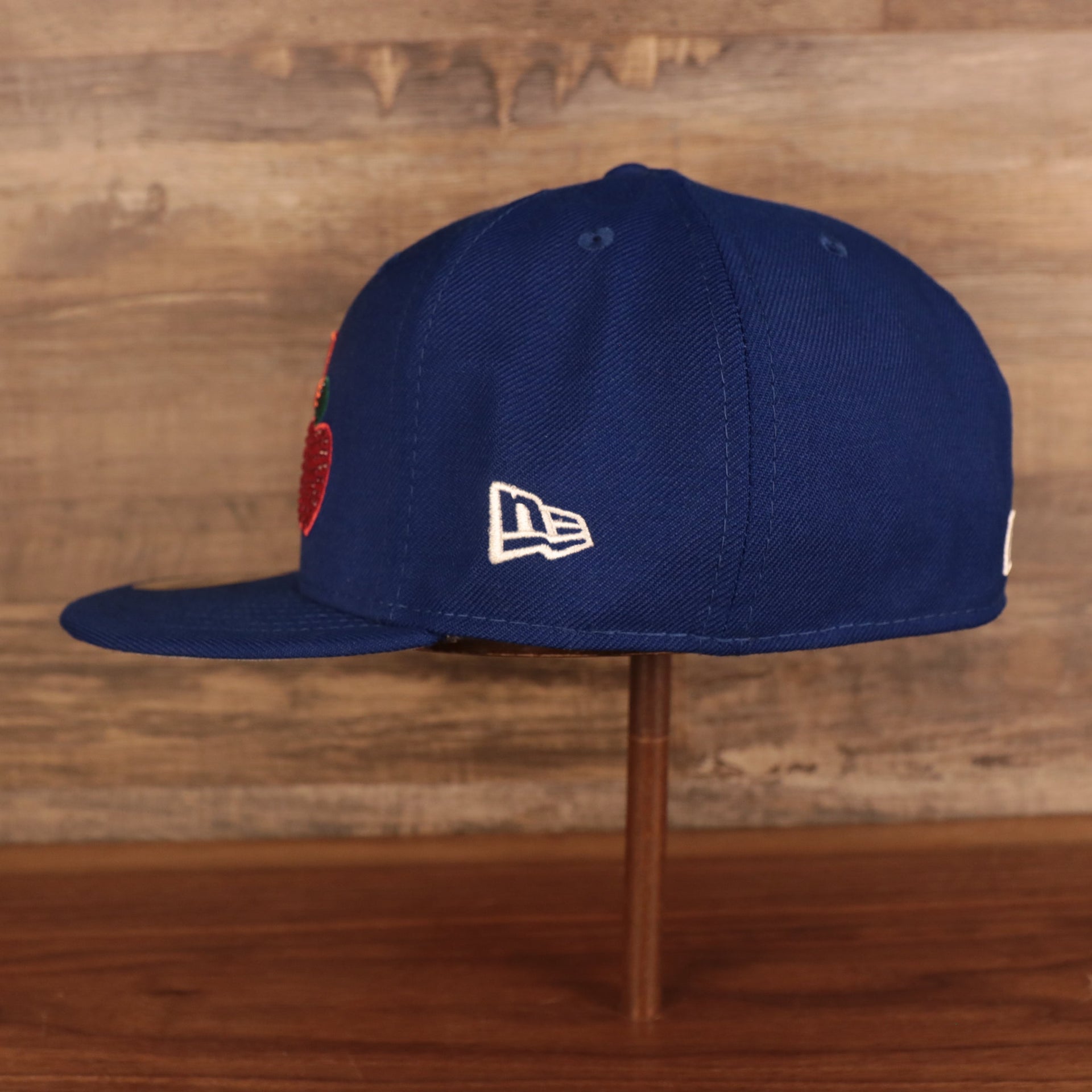 Wearer's left of the New York Mets Iced Out Side Patch Apple Statue of Liberty Gray Bottom 59Fifty Fitted Cap