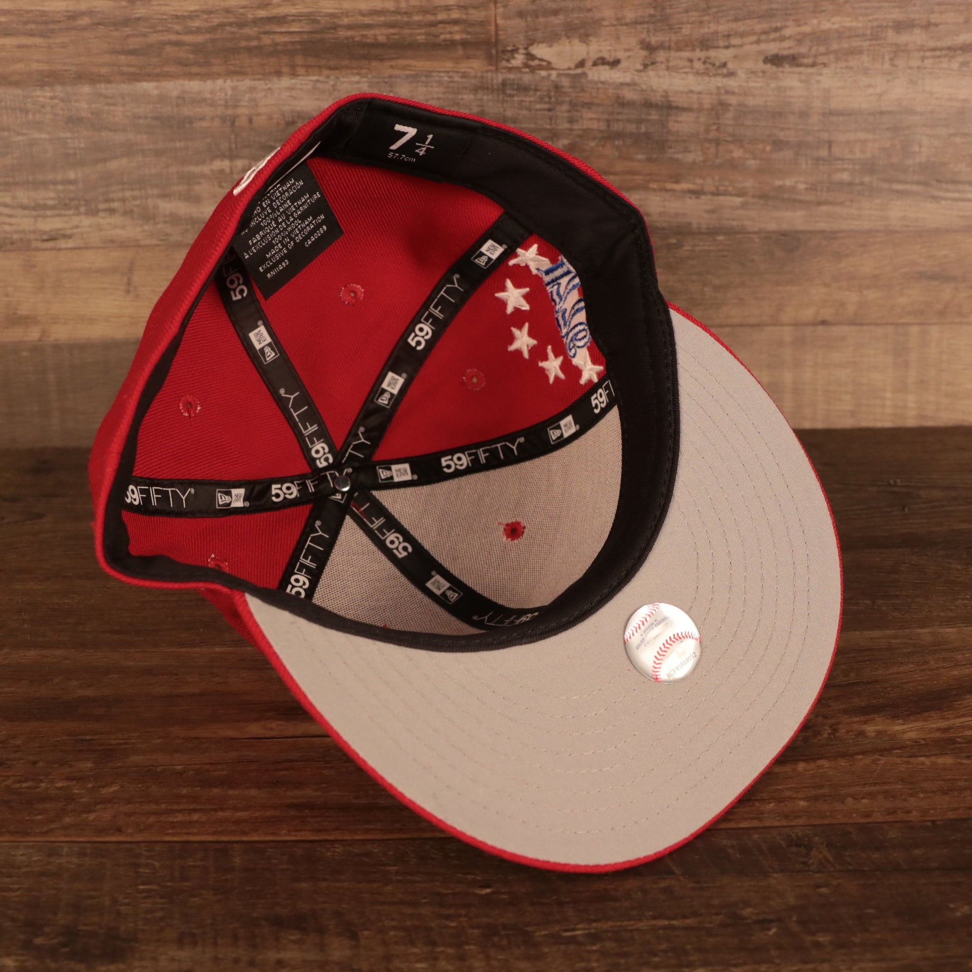 The Philadelphia Phillies Iced Out Side Patch Bell 1776 Gray Bottom 59Fifty Fitted Cap has a black sweatband, black taping and grey underbrim