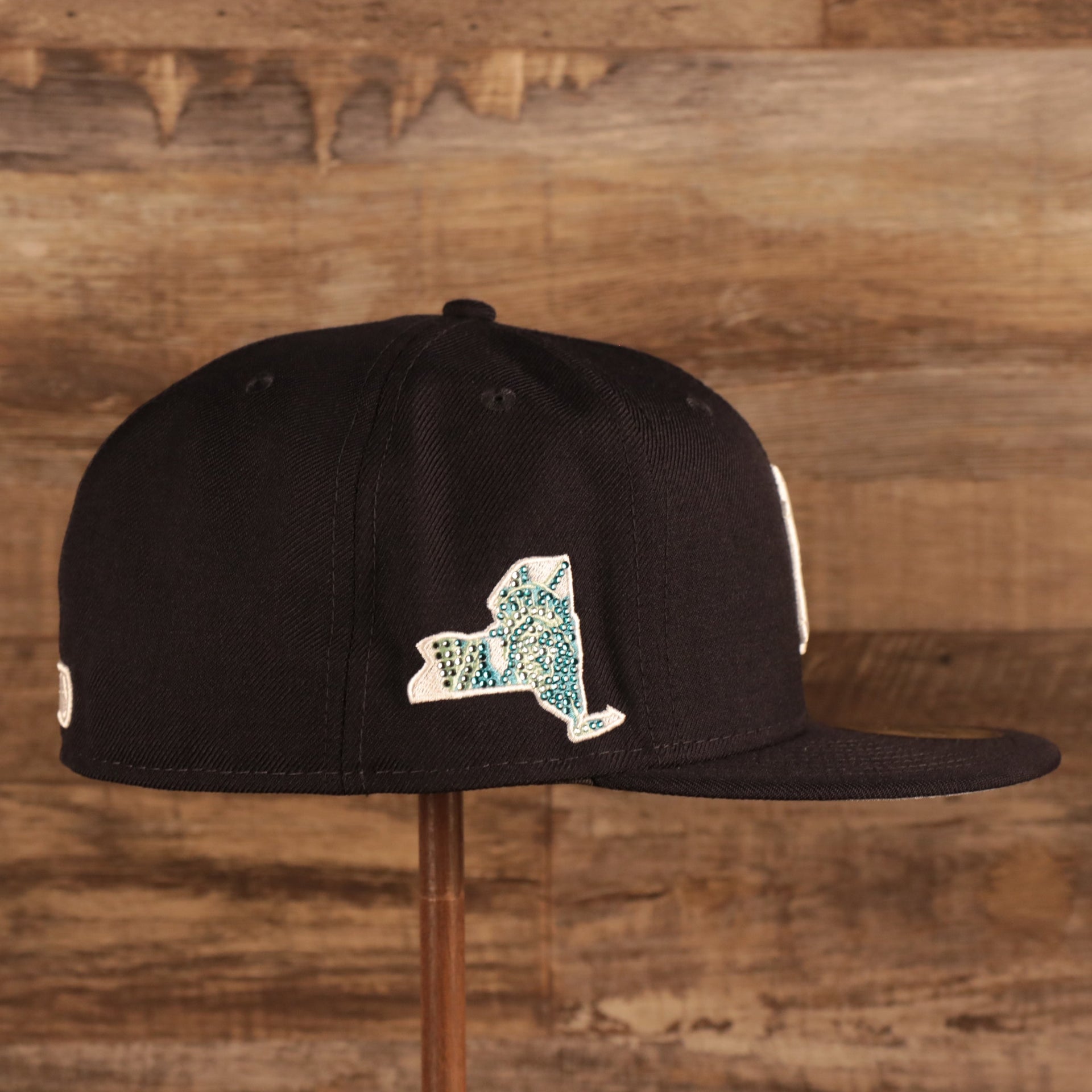 Wearer's right of the New York Yankees Iced Out Side Patch Apple Statue of Liberty Gray Bottom 59Fifty Fitted Cap