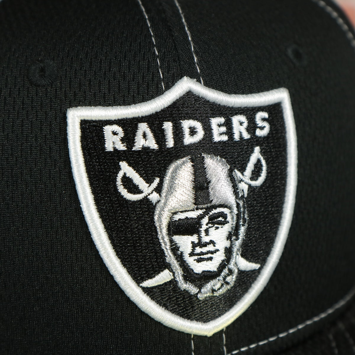 Oakland Raiders New Era 2019 NFL On Field Sideline Road Official 59FIFTY Black Fitted Hat