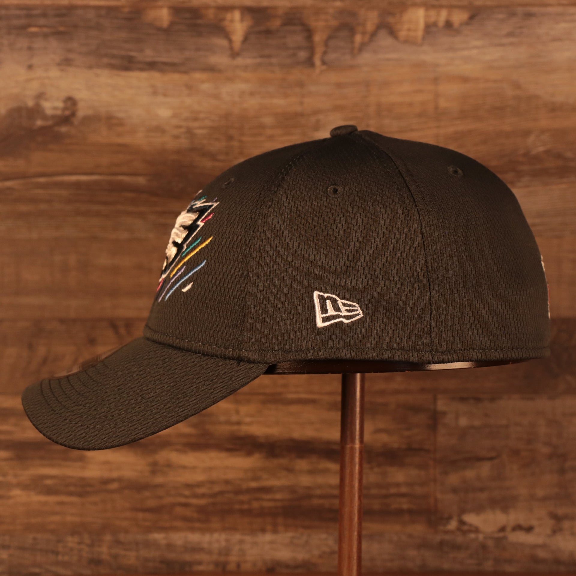 Wearer's left of the Philadelphia Eagles NFL 2021 Crucial Catch Cancer Awareness 39Thirty Stretch Fit Cap