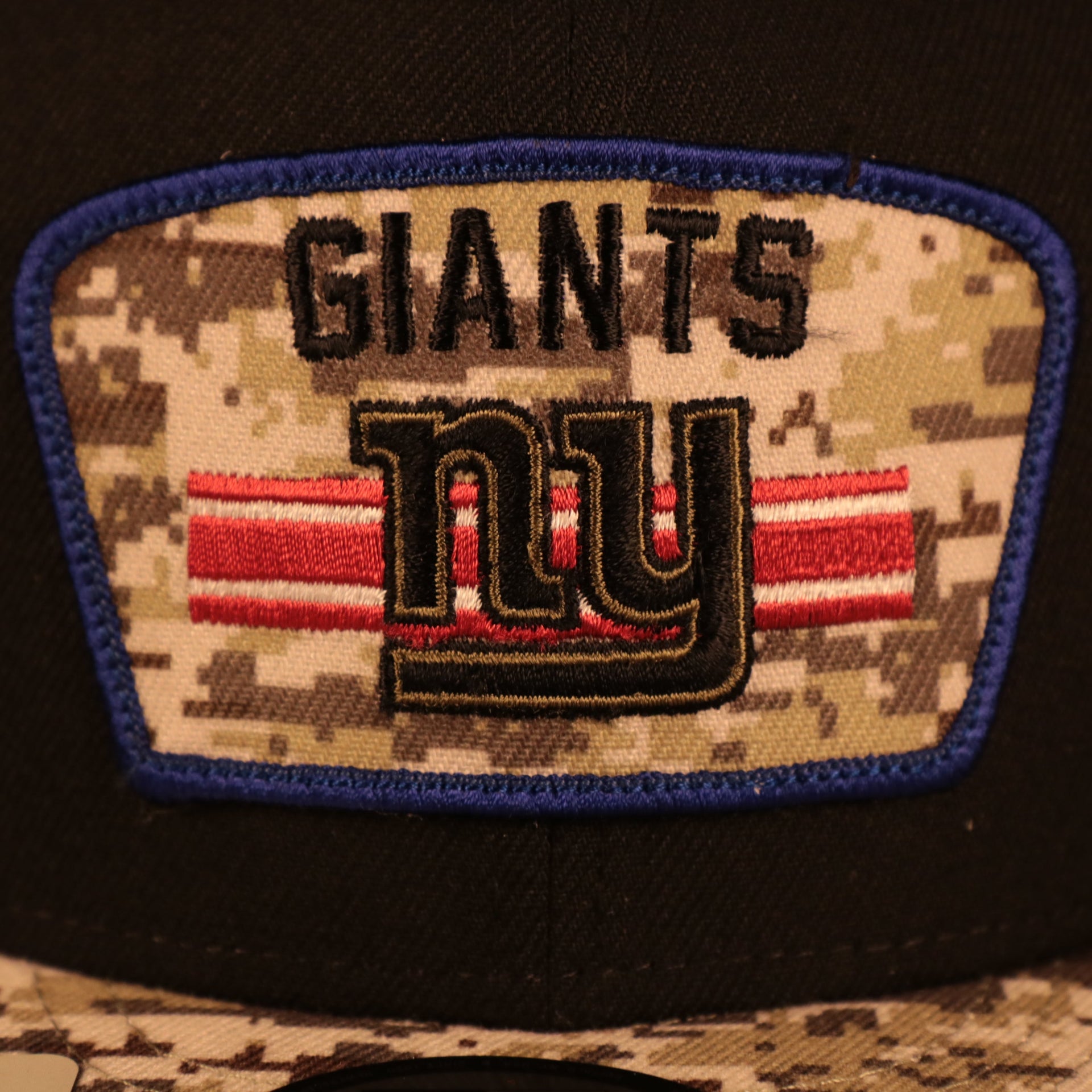 Front patch on the New York Giants 2021 Salute To Service On Field Sideline 9Fifty Snapback Trucker Hat