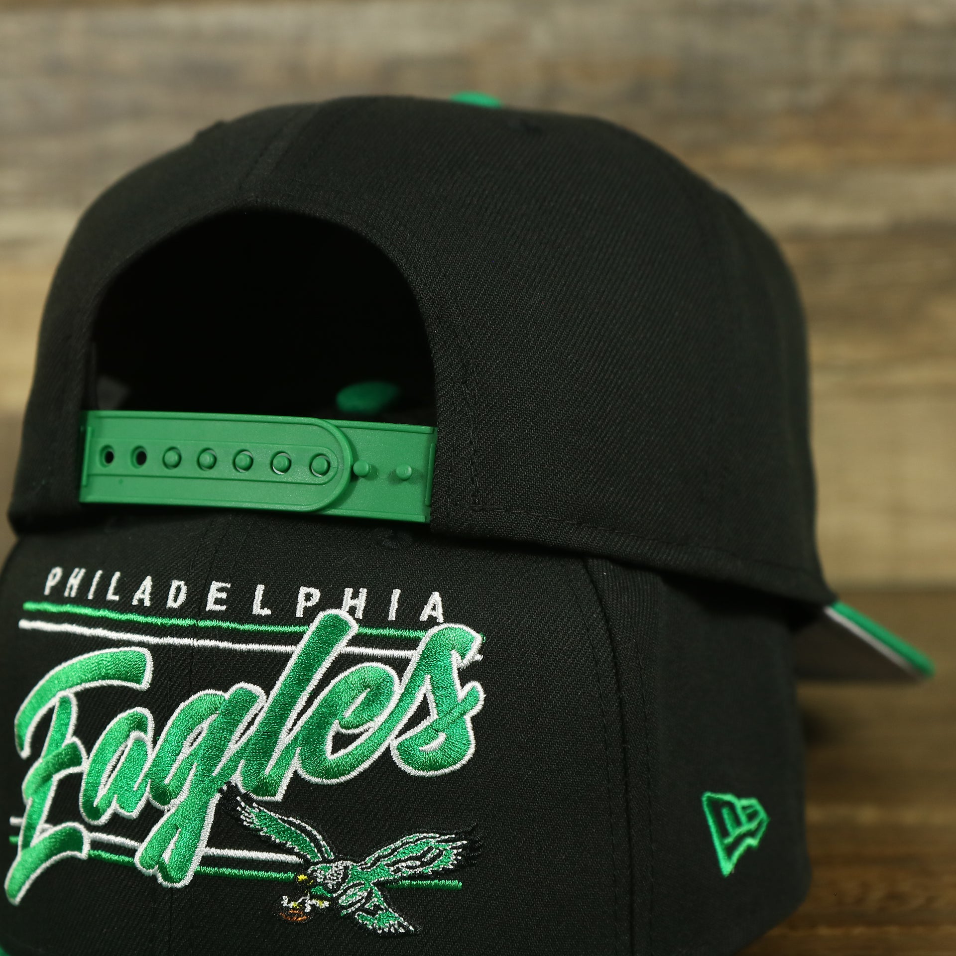 kelly green adjustable snap on the Philadelphia Eagles Vintage Team Script College Bar Gray Bottom 9Fifty Snapback | Black/Kelly Green Birds 950 Snap Cap