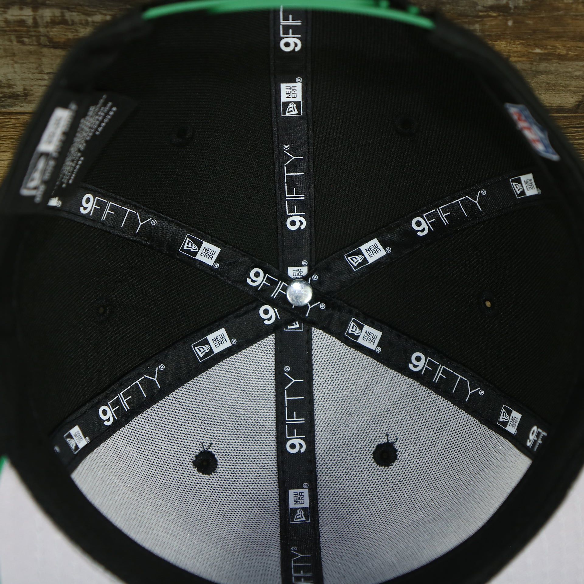 new era 9fifty taping on the Philadelphia Eagles Vintage Team Script College Bar Gray Bottom 9Fifty Snapback | Black/Kelly Green Birds 950 Snap Cap